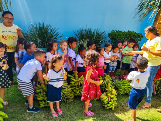 Alunos do Cmei Sonho de Criança recebem com alegria as bananas produzidas pela Seder
