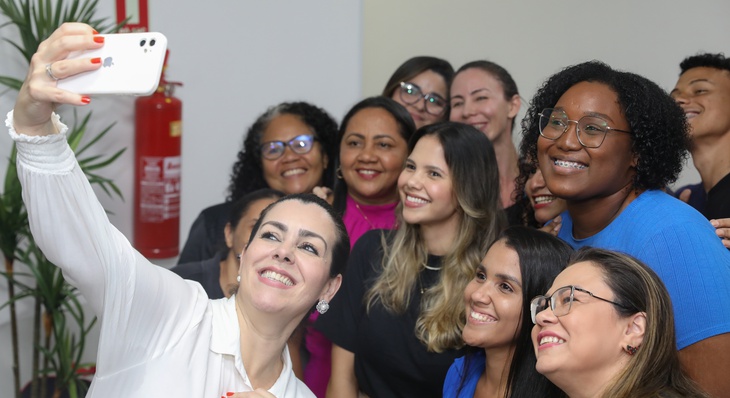 Cinthia Ribeiro comemora entrega com equipe de servidores da USF do Jardim Taquari