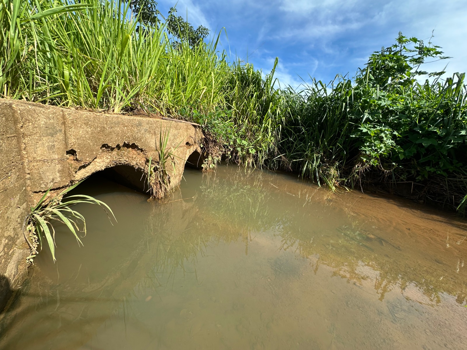 Bueiro na rua Diamante