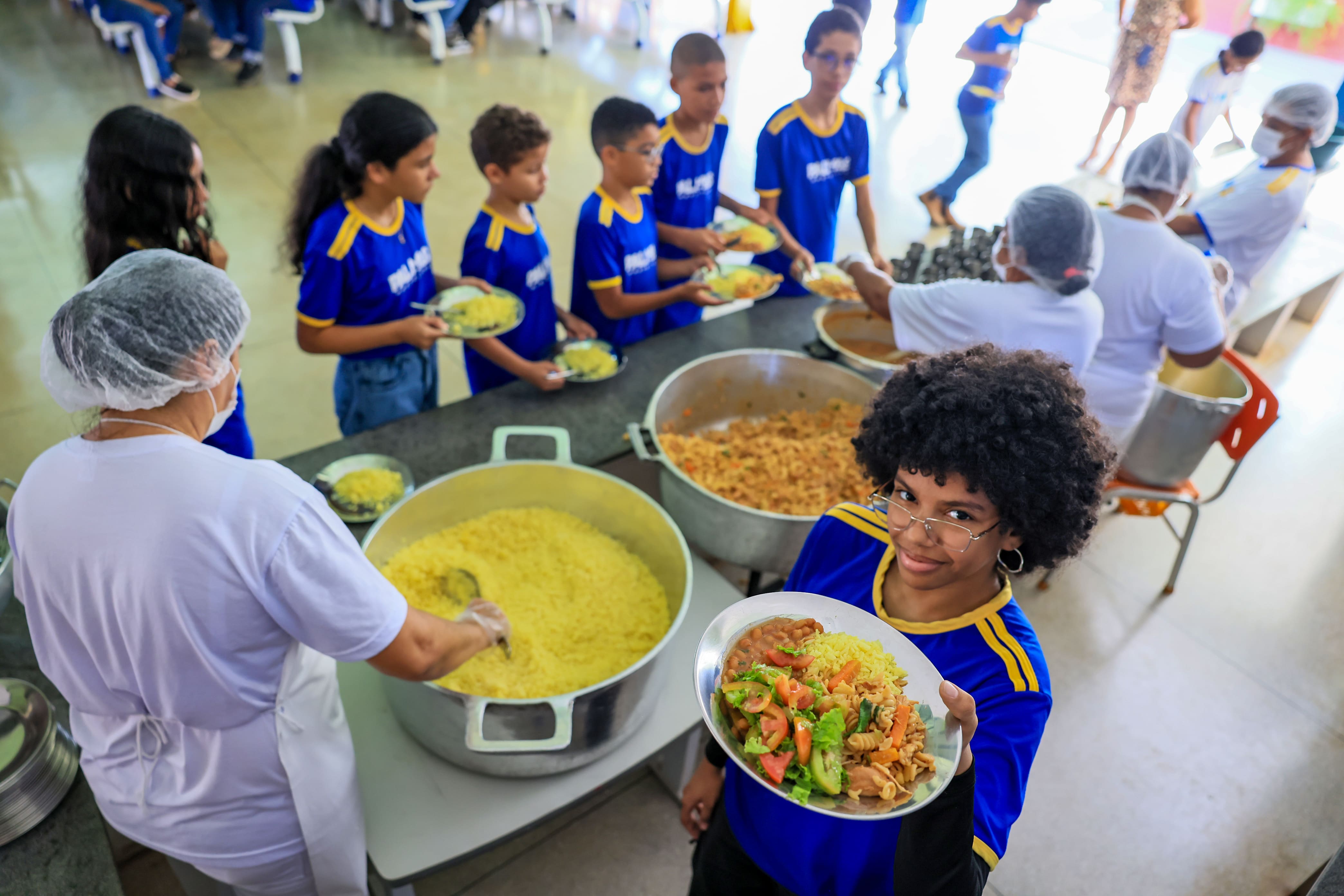 Merenda e uniformes novos - Edu Fortes (1)