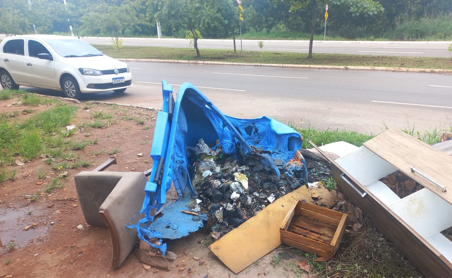 Contêiner público é incendiado na 704 Sul e Prefeitura de Palmas reforça alerta contra vandalismo