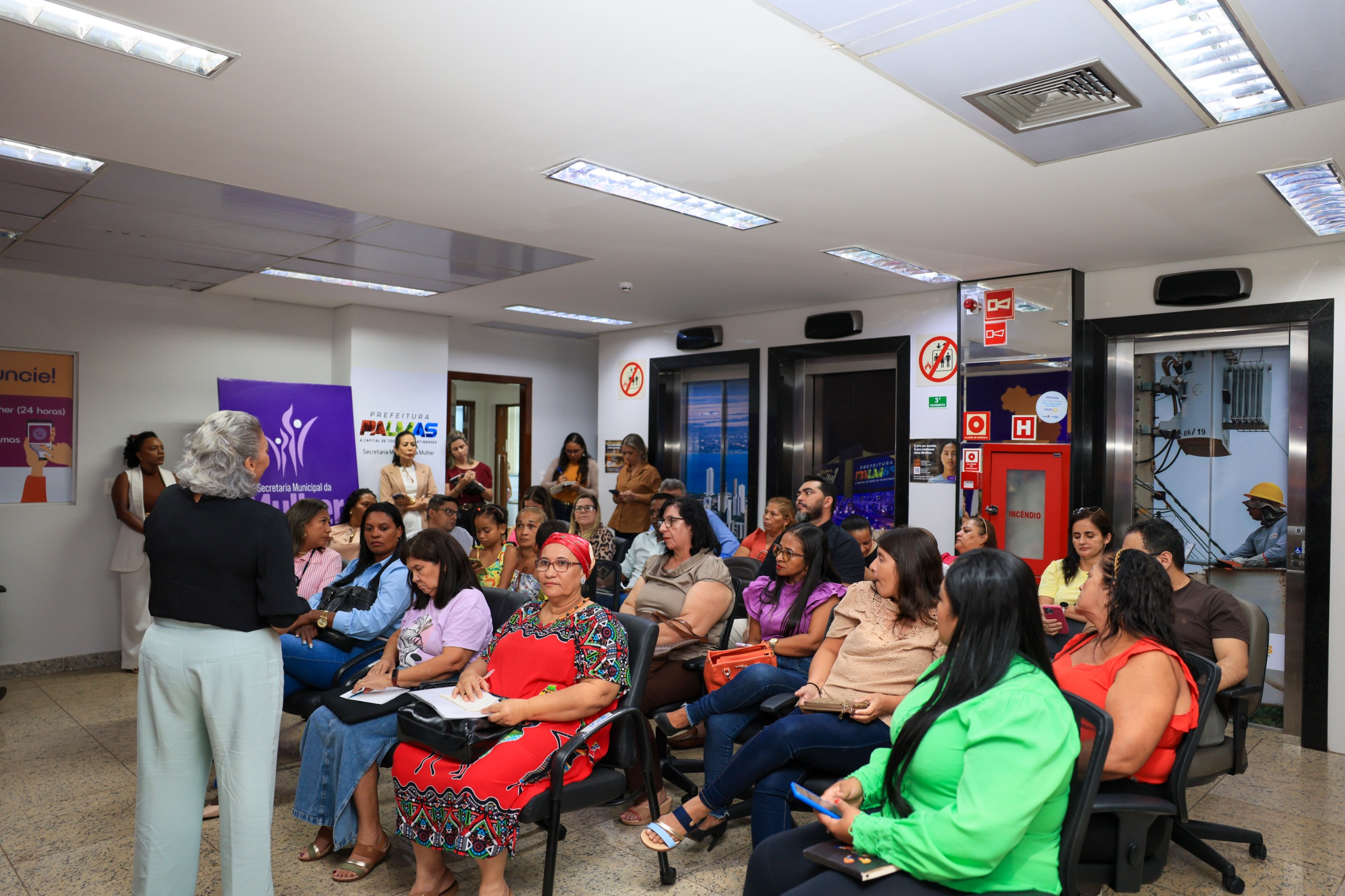 Participaram da reunião realizada nesta quinta-feira, 8, representantes de associações comunitárias, conselhos de direitos e gestores municipais