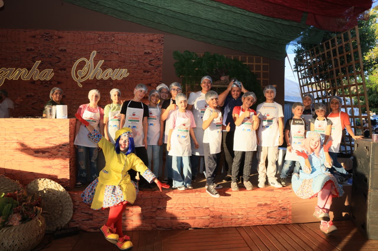 Crianças colocaram a mão na massa e fizeram receitas saudáveis no Cozinha Kids