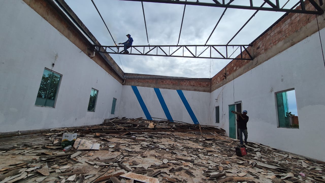 Igreja localizada no Jardim Taquari  está recebendo reforço estrutural com armação de ferro e a instalação de um novo telhado. Foto:  Flora Pereira