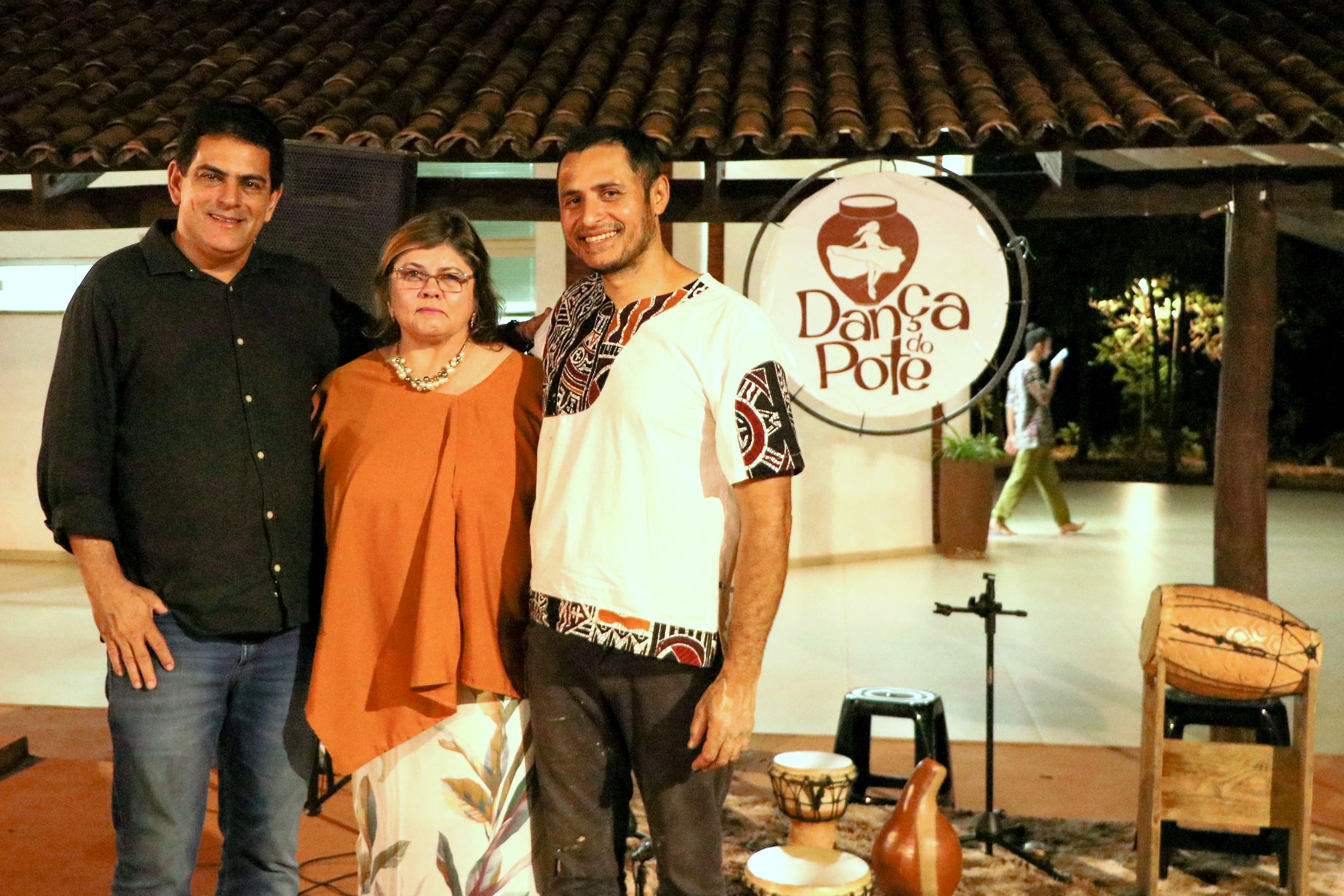 Wanderley Batista (à dir) agradeceu à presidente da Fundação Cultural, Luara Aquino, e ao secretário-executivo da instituição, Marcelo Lopes, pelo apoio à exposição