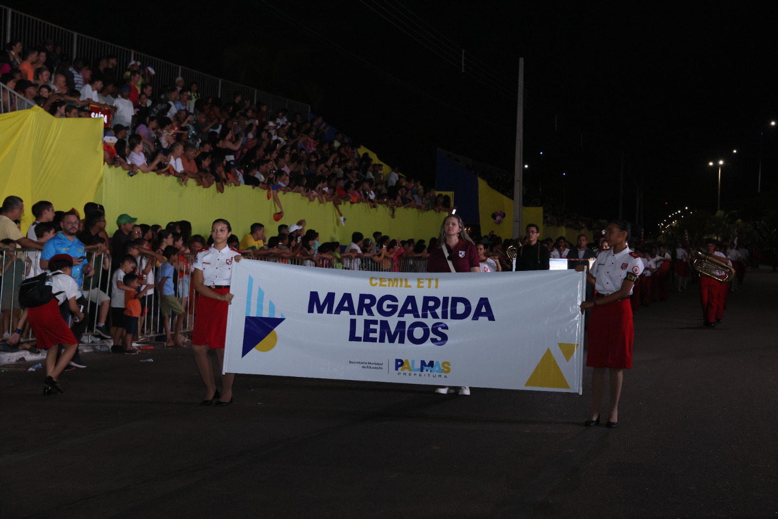 Desfile aconteceu nas imediações da Praça dos Girassóis