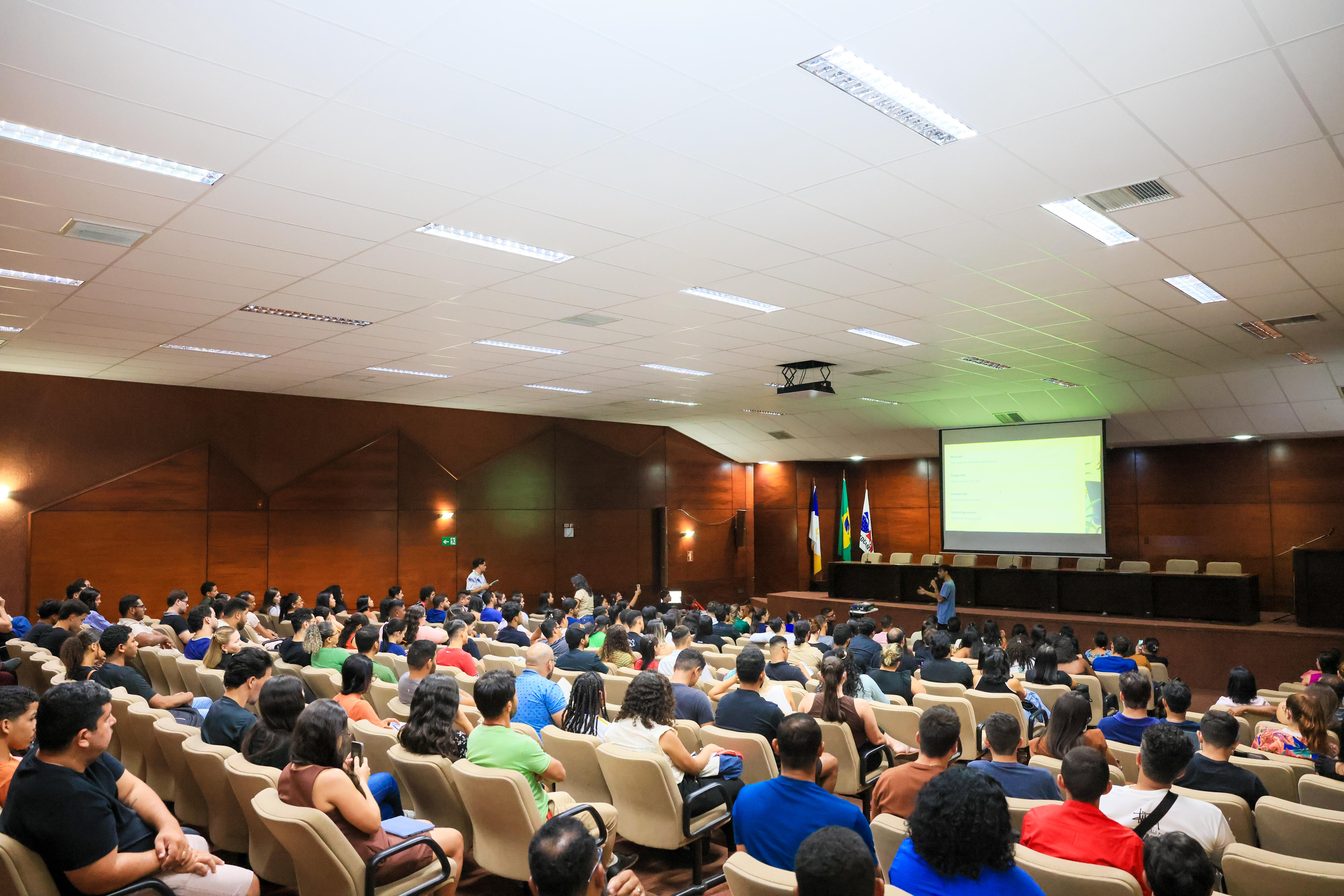 Jovens participam da aula inaugural do Curso de Tráfego Pago, no auditório da OAB em Palmas