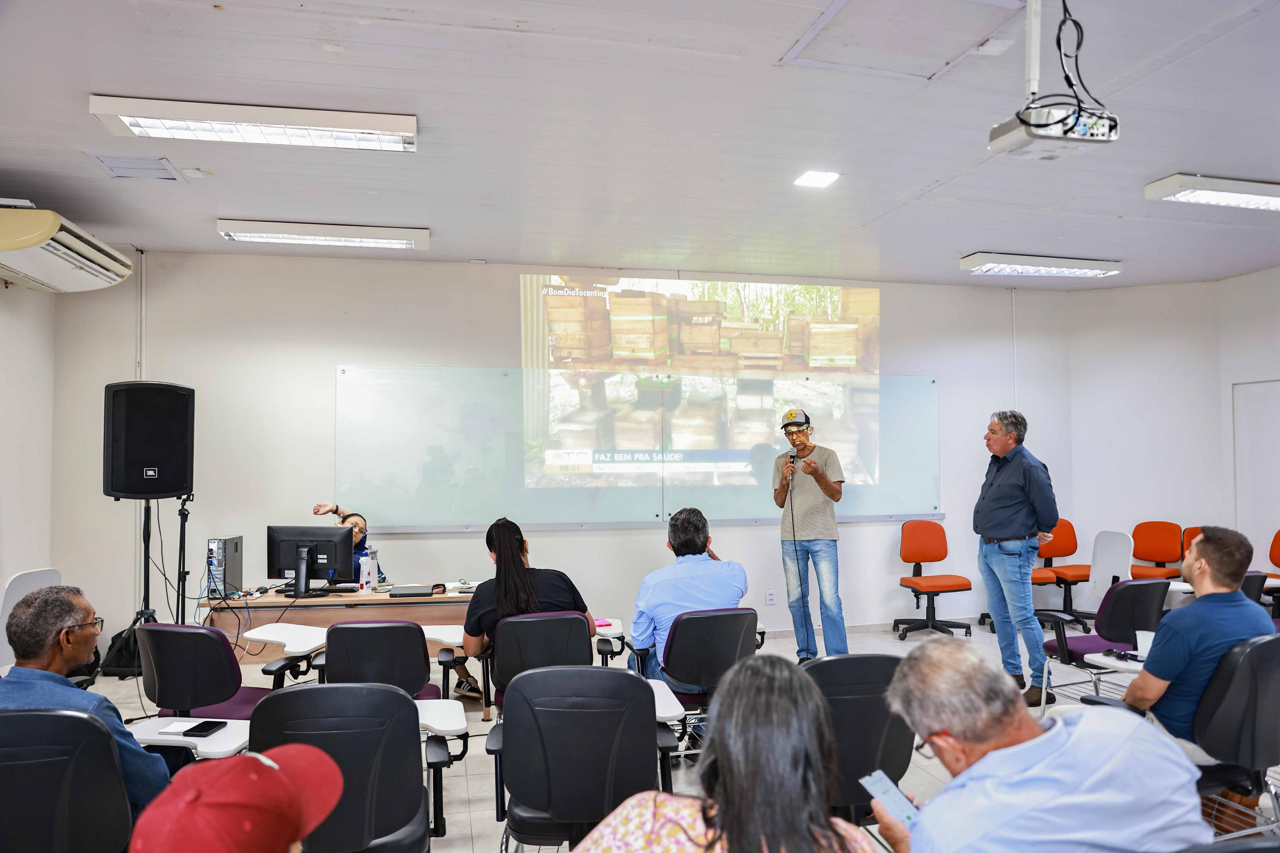 Produtor Jackson Gama conta que  produz em média 600 quilos de mel  por ano