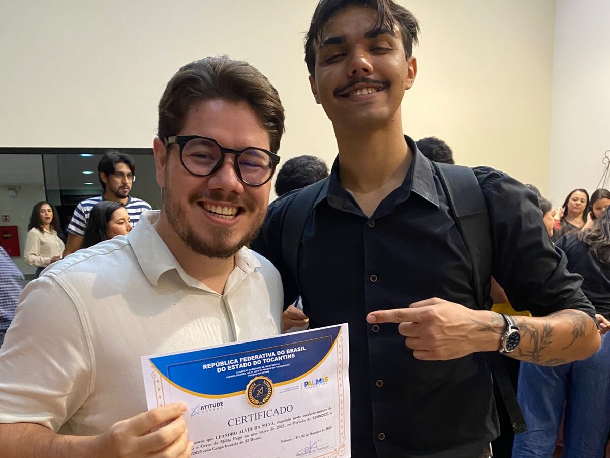 Leandro Alves (à esq) recebeu seu certificado das mãos do professor Isaías Sobrinho e elogiou a formação oferecida