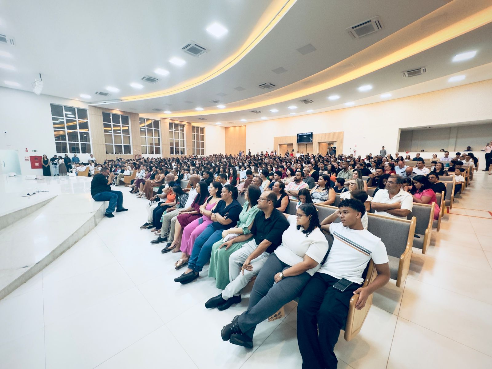 O auditório estava lotado, e a cada homenagem feita pelos alunos aos seus professores, a emoção tomava conta do público