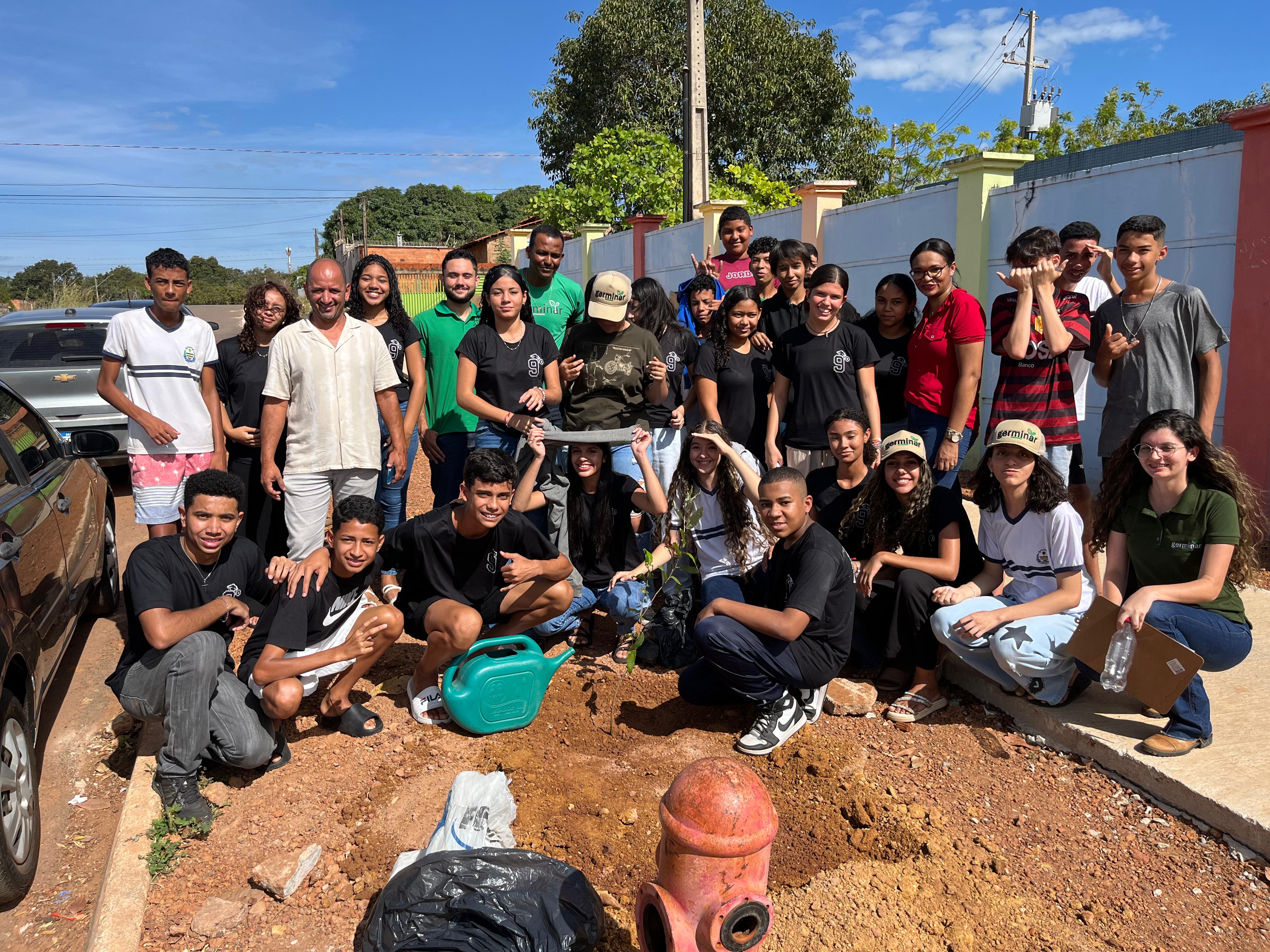 Alunos participaram de plantio de mudas que trarão sombreamento no entorno de escola
