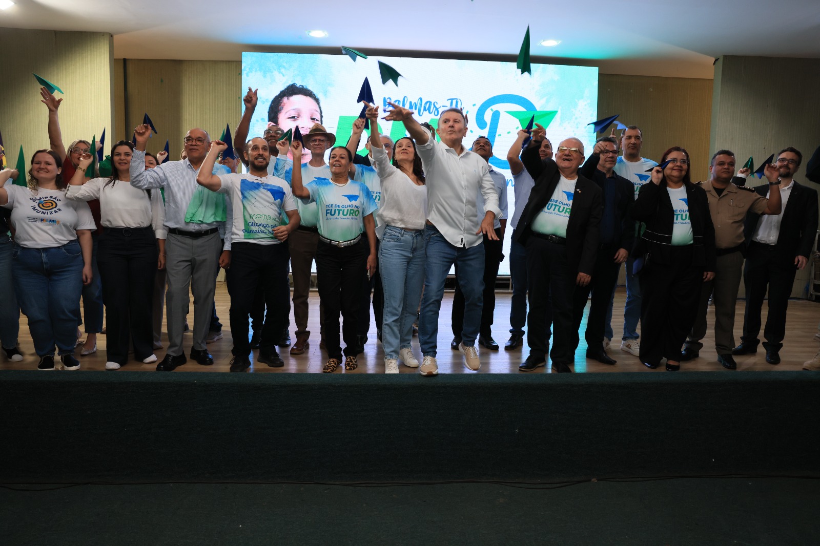 Durante a abertura as autoridades fizeram o lançamento do aviãozinho da Campanha 'TCE de Olho no Futuro'- Foto Lia Mara