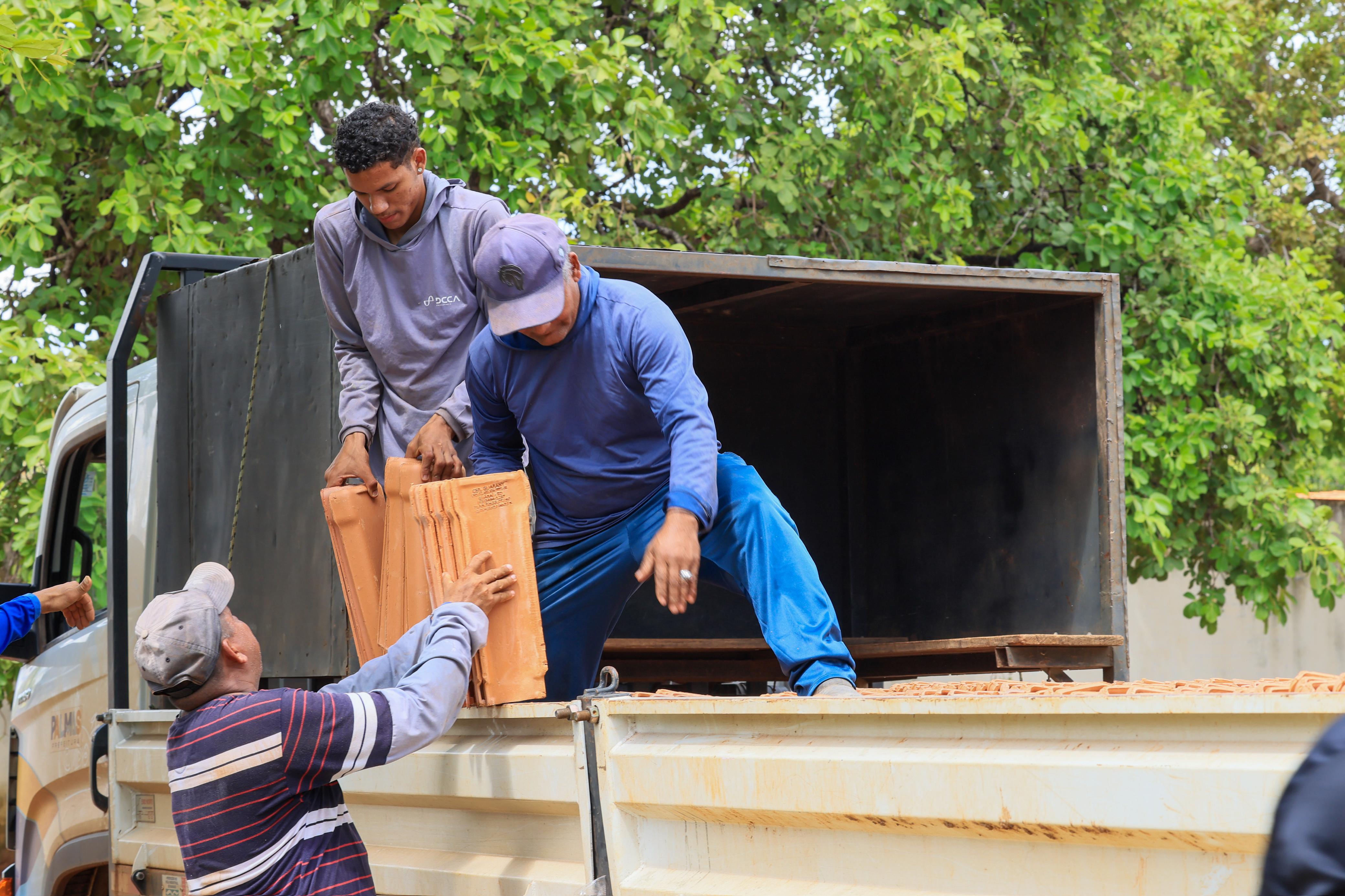  Neste domingo, 11, Prefeitura de Palmas disponibilizou mais de três mil telhas para casas atingidas pelo vendaval