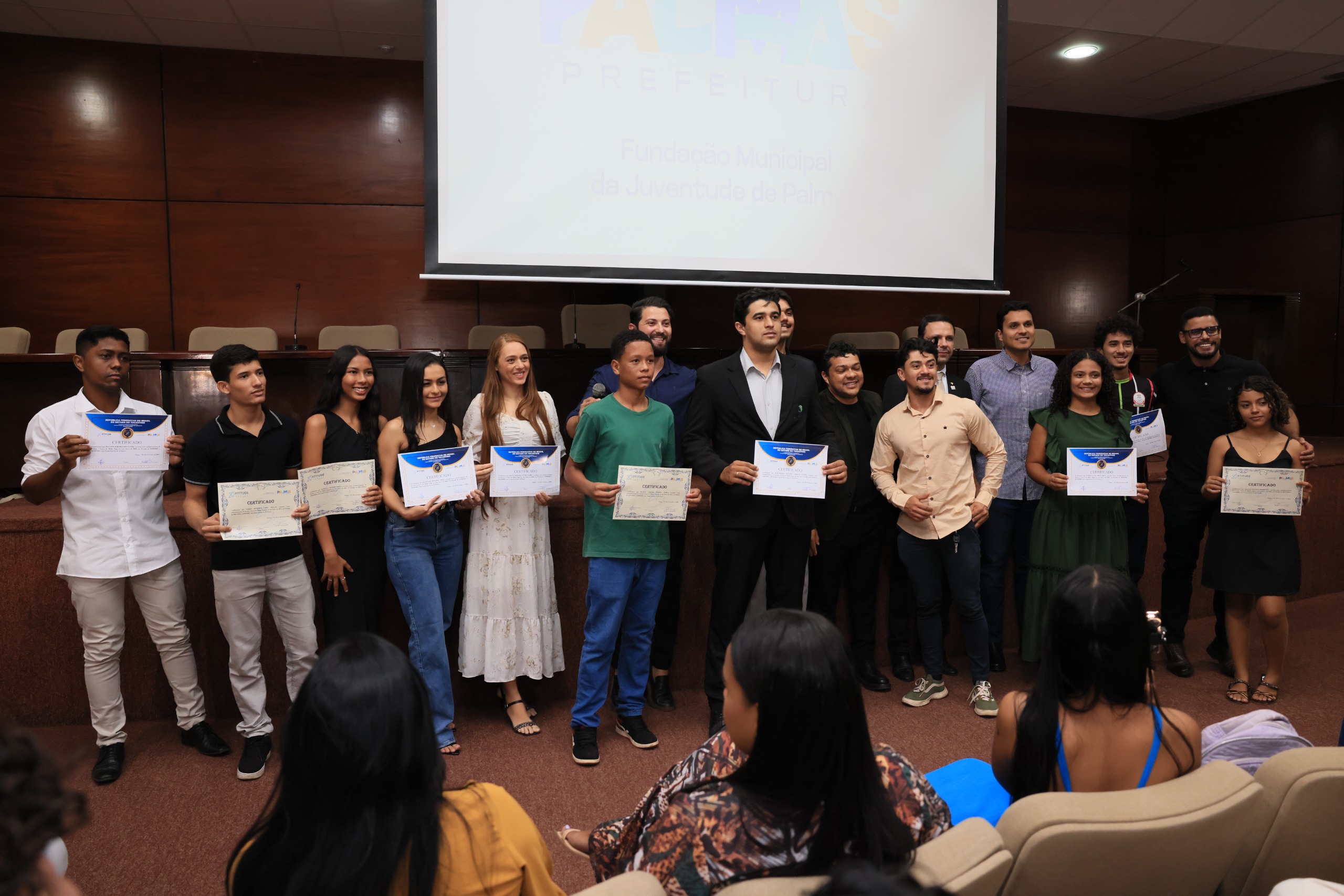 Autoridades municipais e representantes de entidades prestigiaram a solenidade de certificação dos cursos de Tráfego Pago e Mídias Digitais realizada na noite desta quinta-feira, 2, no auditório da OAB em Palmas