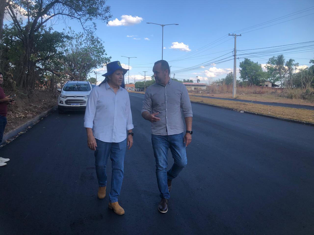 Prefeito de Palmas, Eduardo Siqueira, acompanhado do secretário municipal de Infraestrutura e Obras Públicas, Paulo Cezar Monteiro, no local da obra 