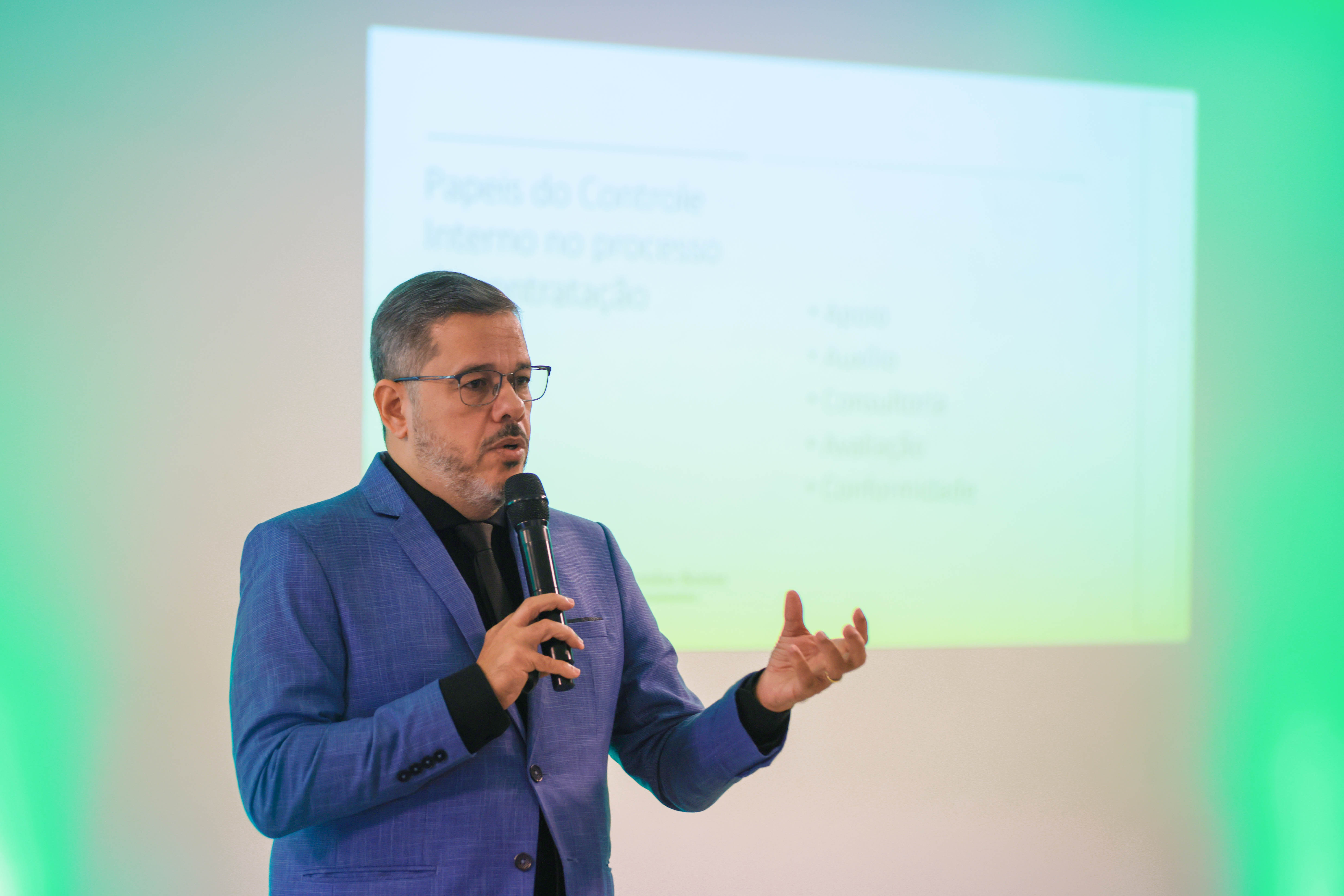 Curso é conduzido pelo professor Marcus Alcântara e aborda os pilares da nova Lei de Licitações, com foco na atuação das controladorias / Foto: Júnior Suzuki