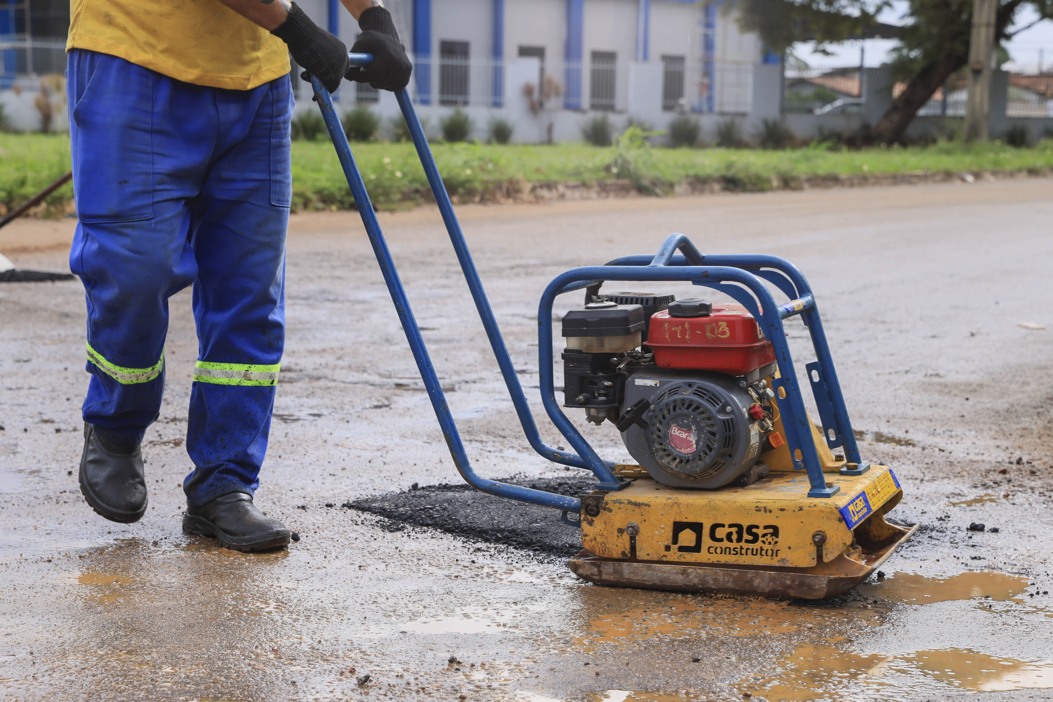 Prefeitura de Palmas intensifica serviços de tapa-buracos na região central da cidade