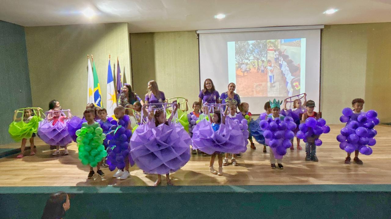 No palco, os pequenos protagonizaram apresentações que refletiram o trabalho pedagógico desenvolvido em sala