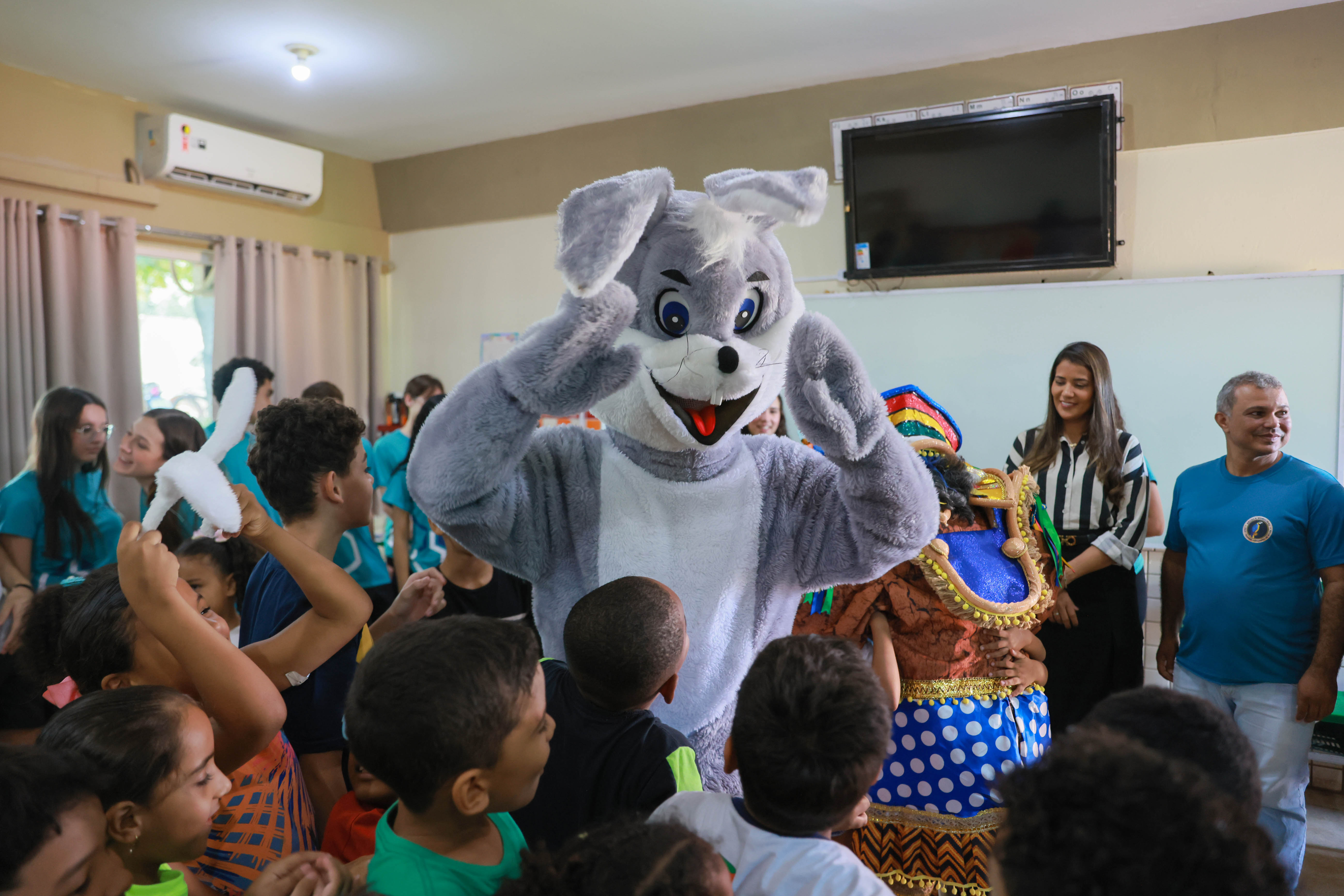 Mascote do Projeto Páscoa Solidária anima crianças da Escola Municipal Rosemir Fernandes