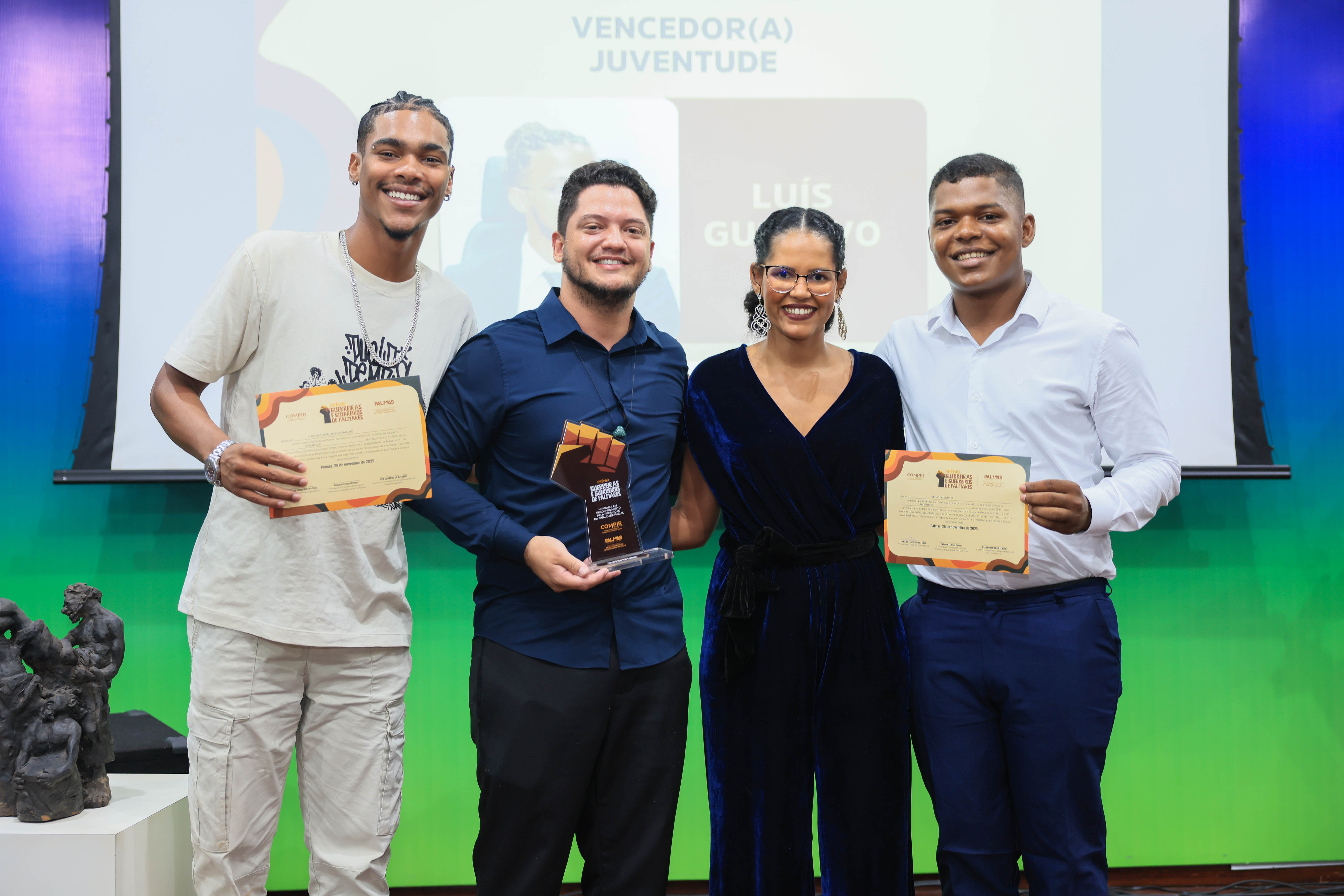 Representando Luís Gustavo, José Carlos recebeu o prêmio das mãos da presidente do Compir, Déborah Cristina.