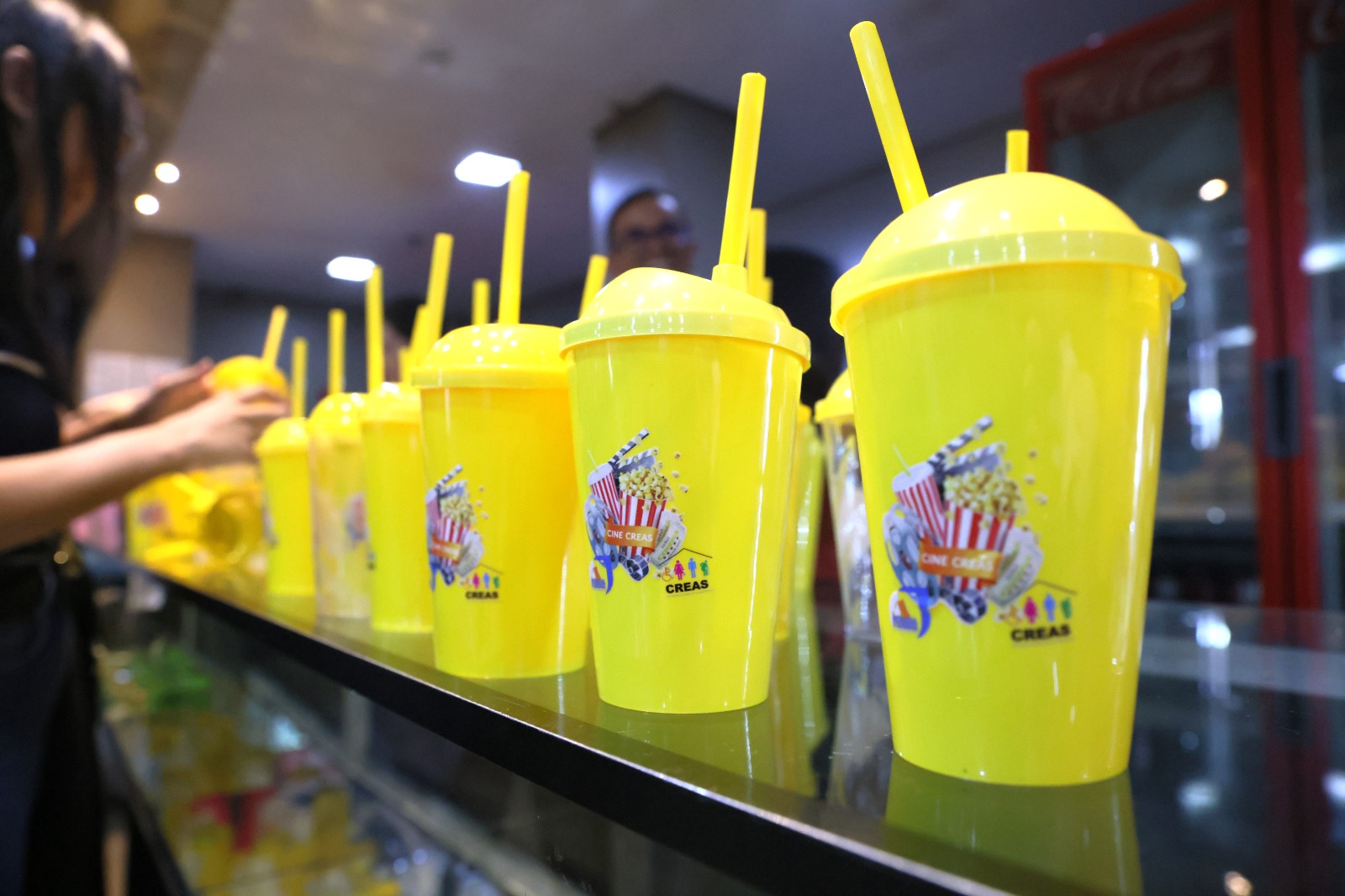 Sessão especial de cinema foi organizada para contemplar assistidos dos Creas com um dia especial