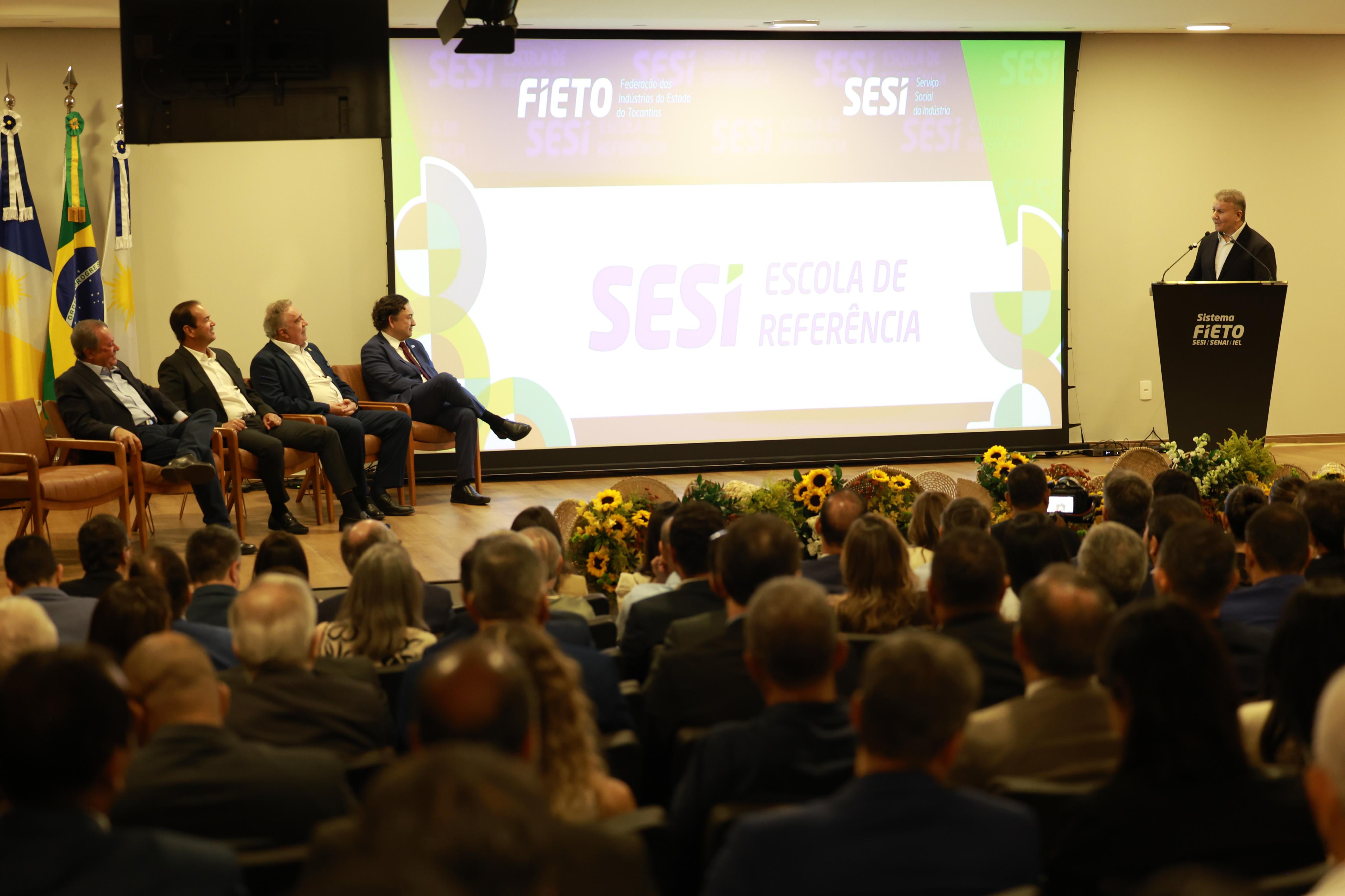Prefeito Eduardo Siqueira Campos durante discurso na inauguração da Escola Sesi