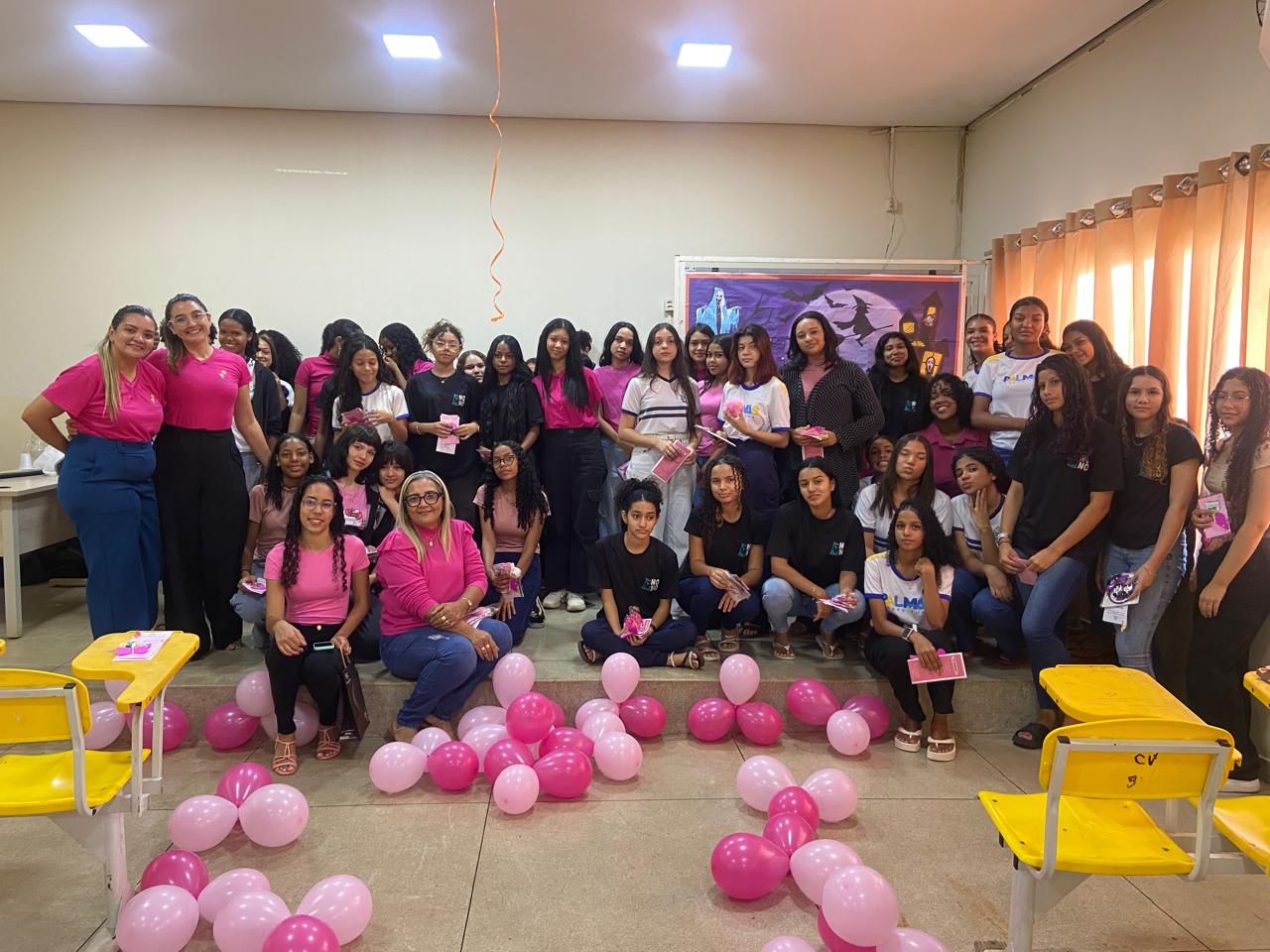 Palestra na Escola Jorge Amado orienta alunas sobre prevenção ao câncer de mama
