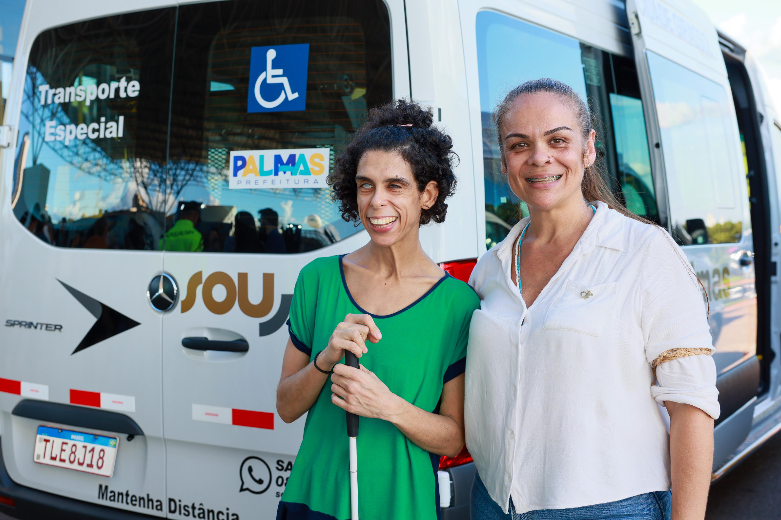 Mônica, presidente do Conselho Municipal dos Direitos da Pessoa com Deficiência e sua filha Carol comemoraram a entrega de ônibus adaptados e vans para transportes agendados