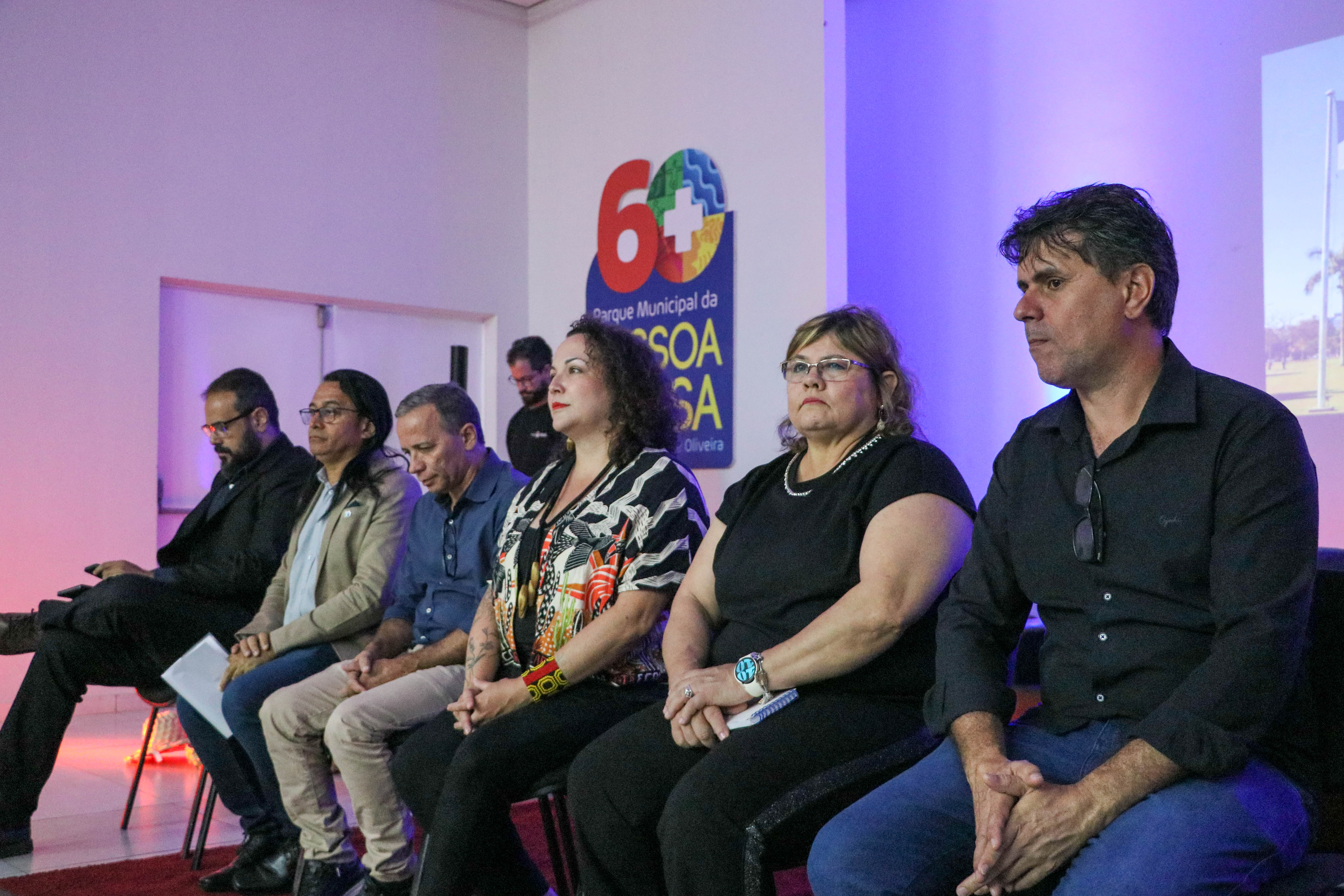 Além de Luara Aquino, Fernanda Castro, Danilo Curado e Antônio Miranda, também compuseram o dispositivo de honra na abertura do Seminário o coordenador do Escritório MinC no Tocantins, Cícero Belém Filho (penúltimo à esq), e o coordenador do Programa Nacional de Comitês de Cultural (PNCC) do MinC no Tocantins, Kaká Nogueira (à dir)
