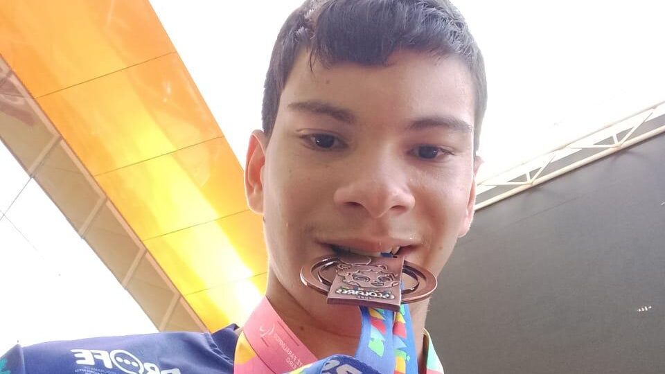 Erik da Silva conquistou 2º lugar no arremesso de peso e 3º lugar no salto em distância