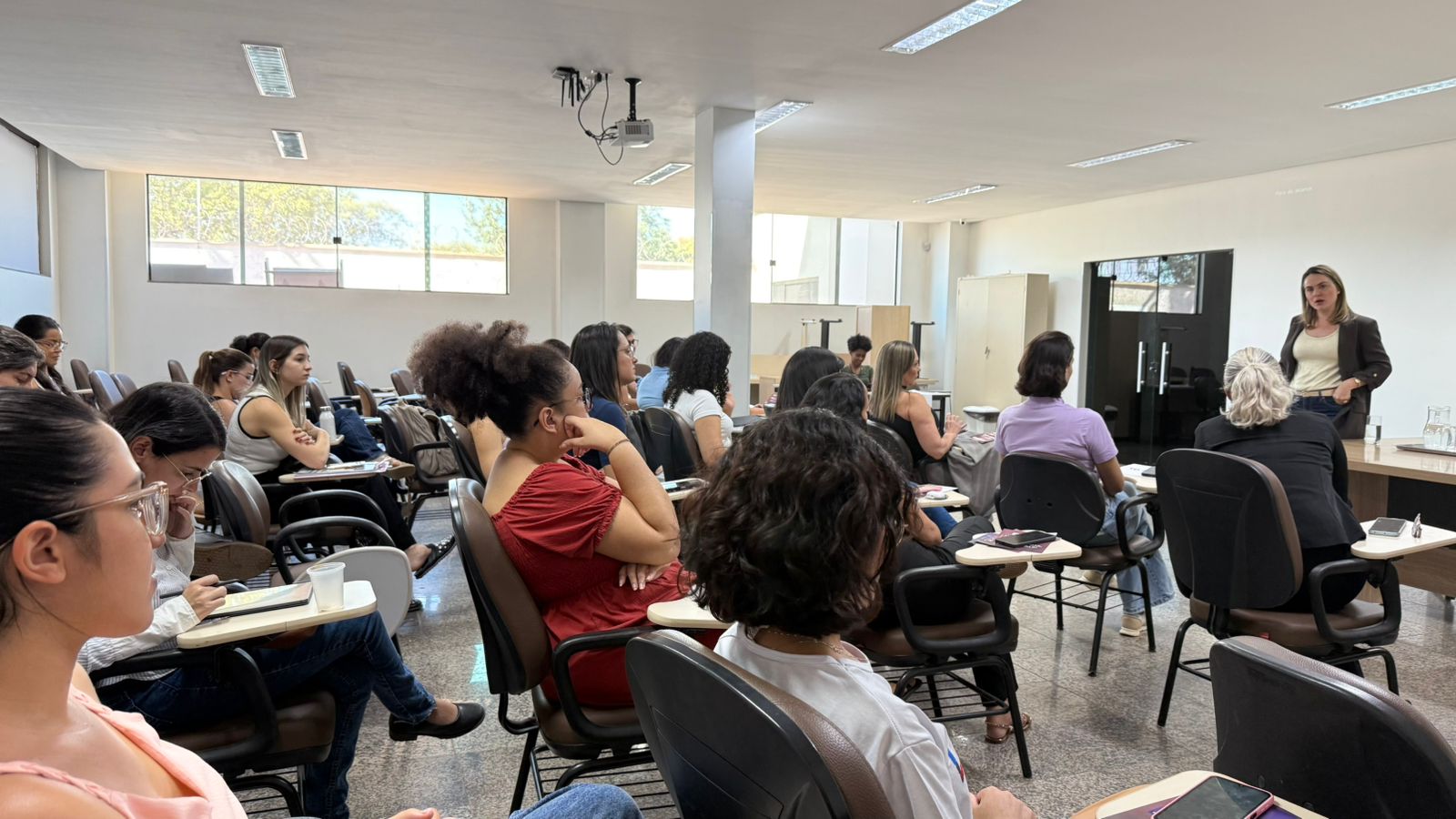 Parte da palestra foi realizada pela advogada Stella Bueno que é vice-presidente do Conselho Estadual dos Direitos da Mulher e Presidente da Comissão de Violência e Gênero