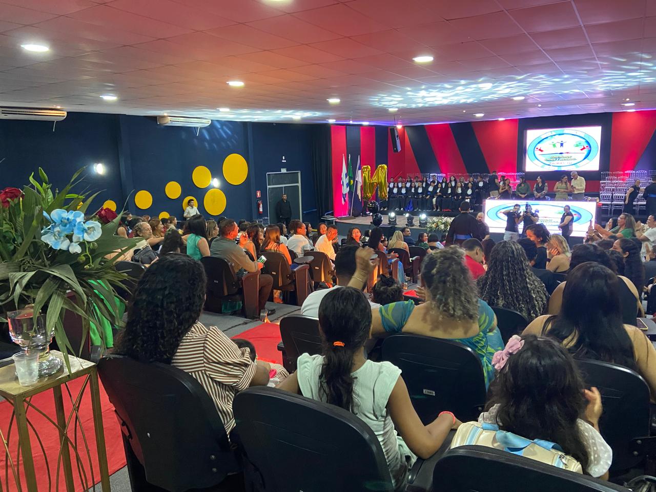 Estudantes da Escola Mestre Pacífico Siqueira Campos celebram formatura