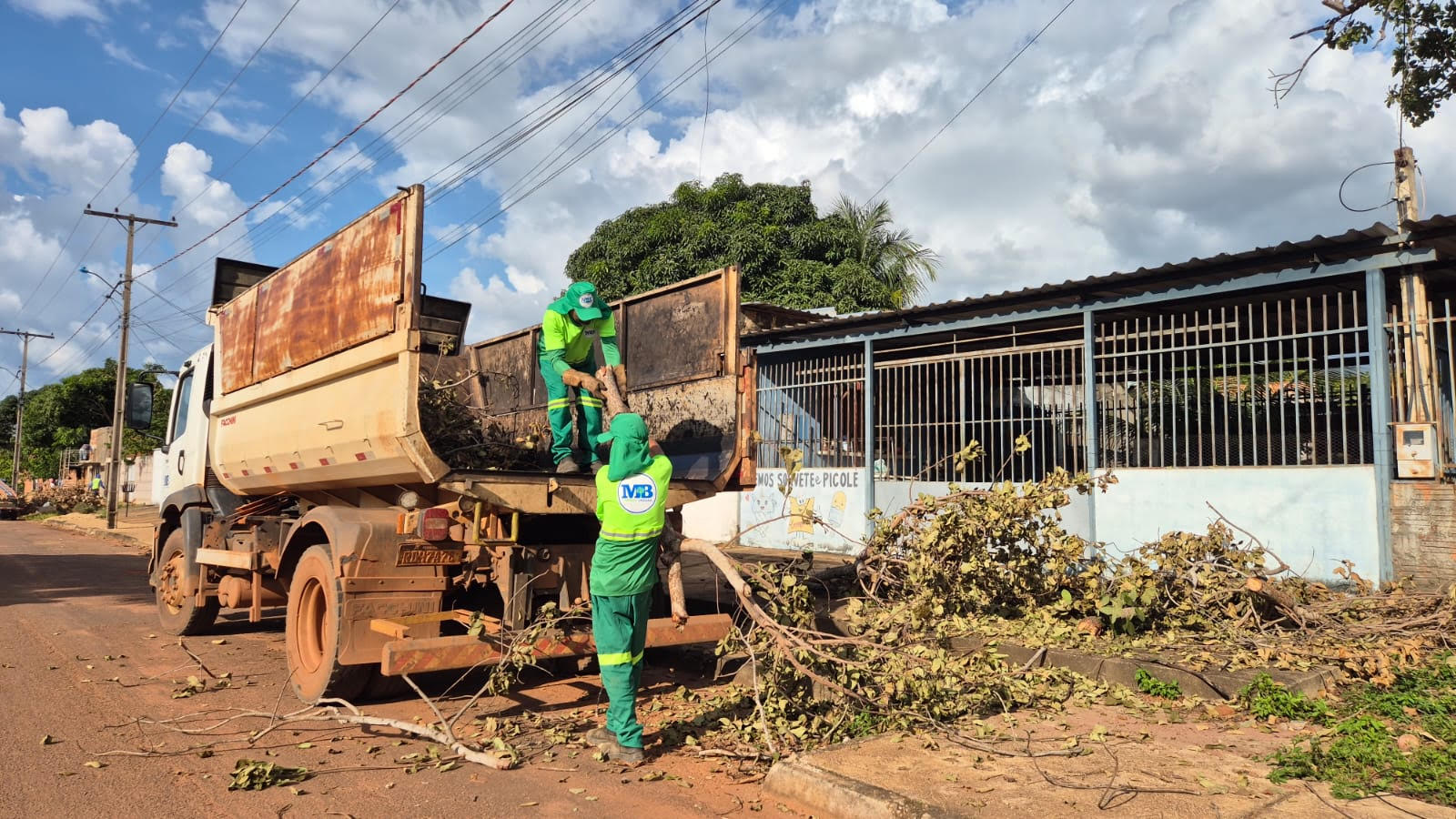 Após vendaval, Prefeitura retira mais de 250 toneladas de galhadas do Jardim Taquari