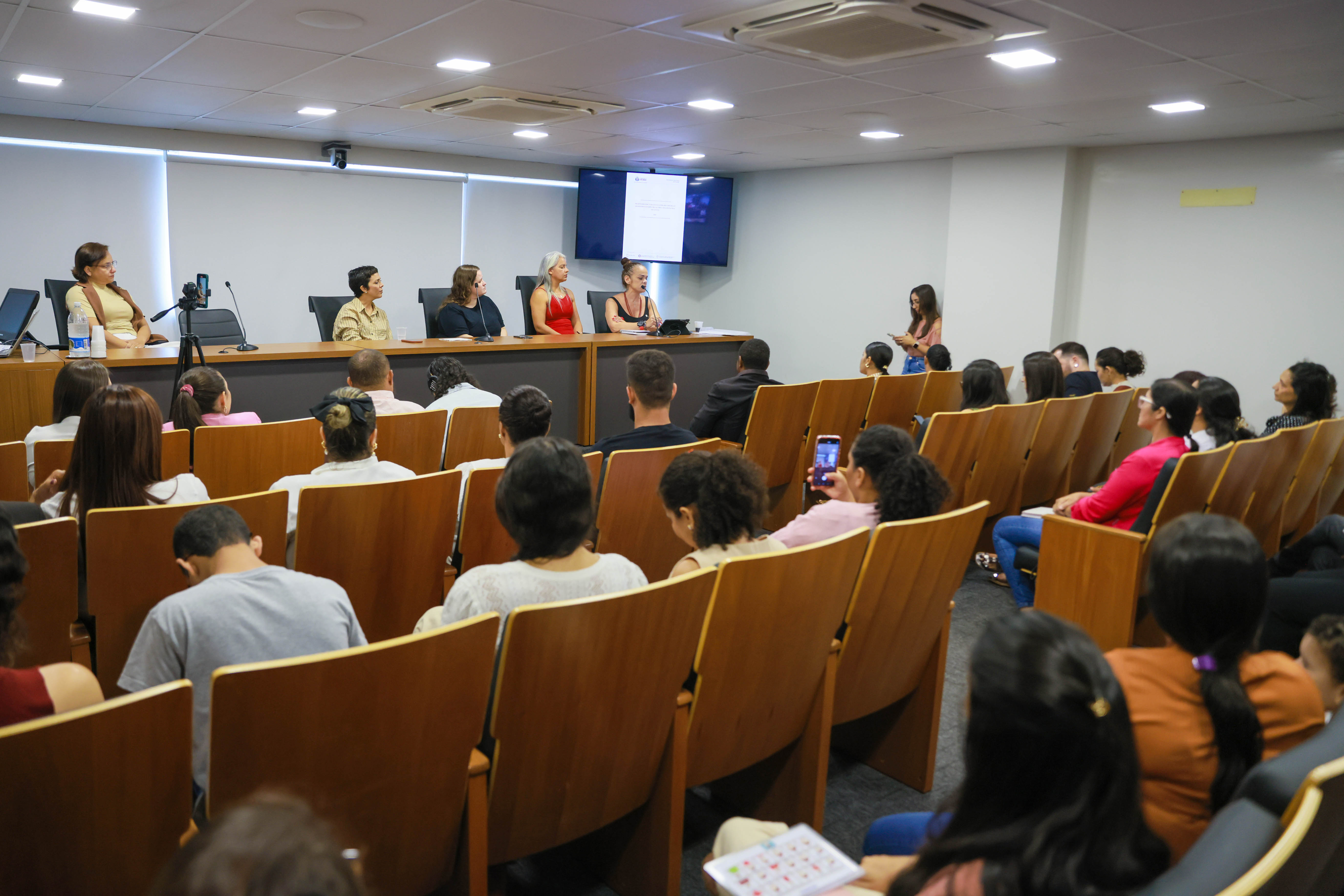 Secretária Municipal de Ação Social Polyanna Siqueira Campos e Secretária Municipal de Saúde Dhieine Caminski, participam de roda de conversa com mães atípicas promovida pelo Coletivo SOMOS na Câmara Municipal de PalmasData: 28/04/2025Local: Plenarinho da Câmara Municipal de Palmas - TOFoto: Júnior Suzuki
