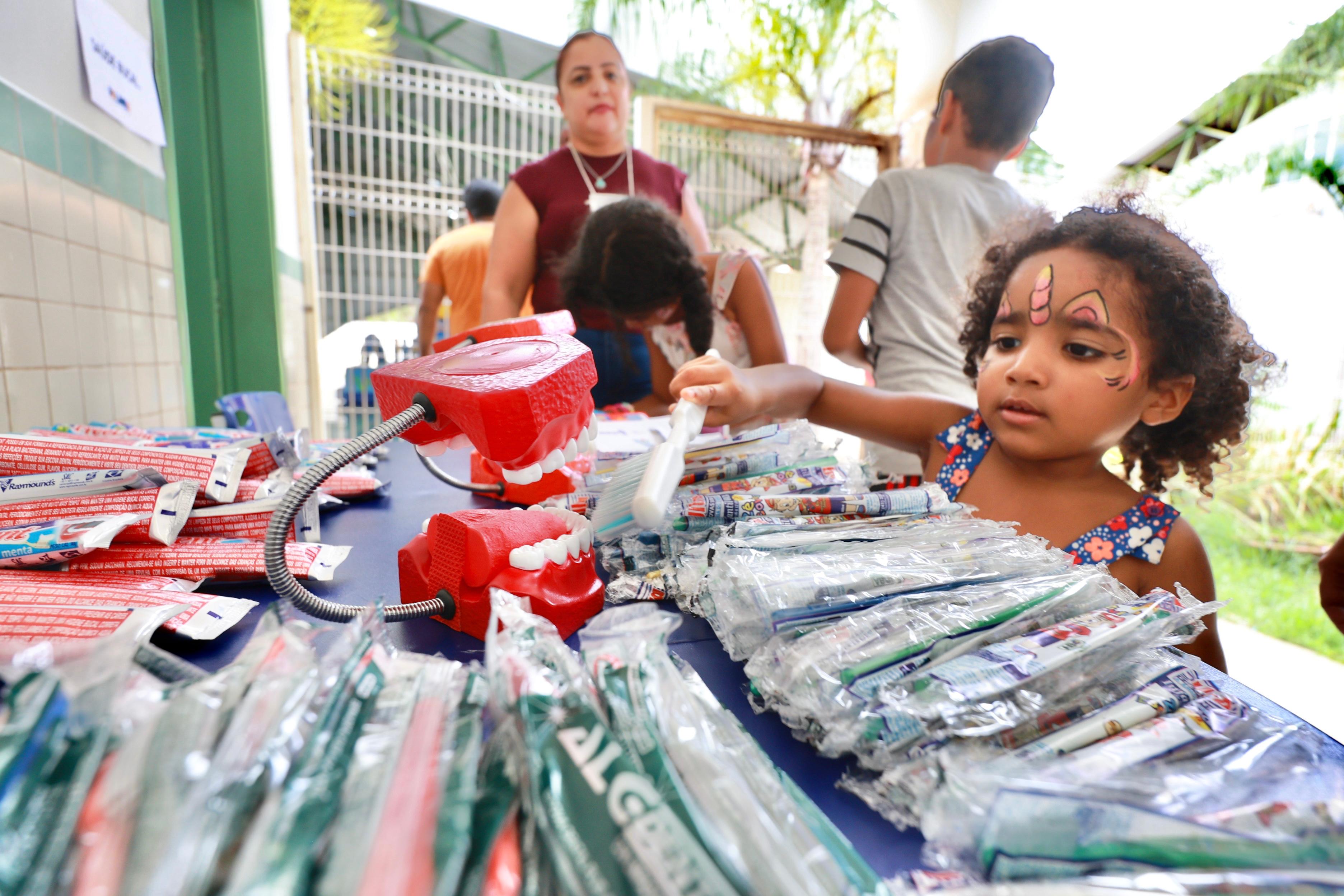 Quem participou das ações de saúde bucal teve escovação guiada e recebeu kits