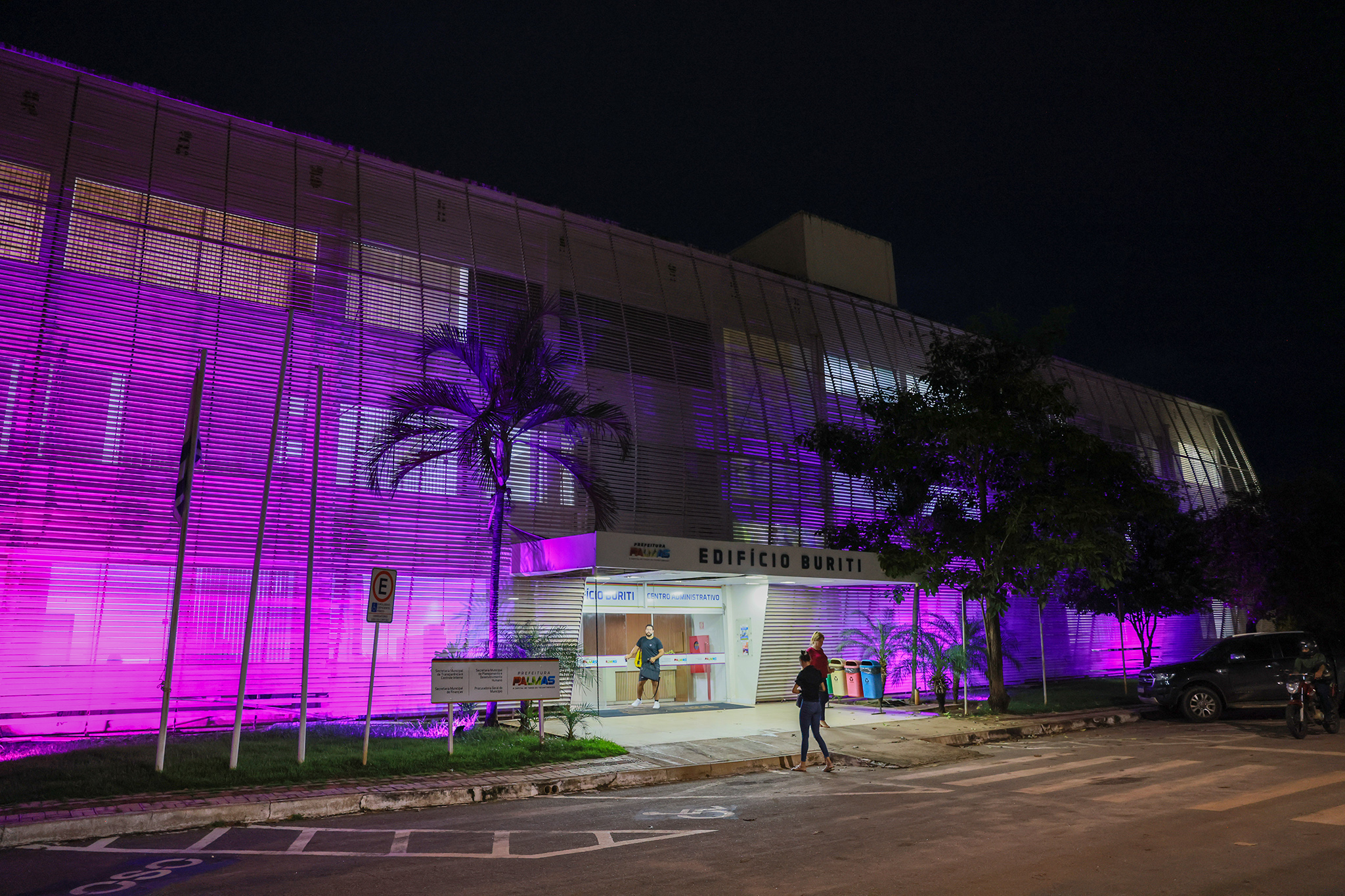 Prédios públicos receberam iluminação lilás no mês de março para conscientizar sobre combate à violência praticada contra a mulher