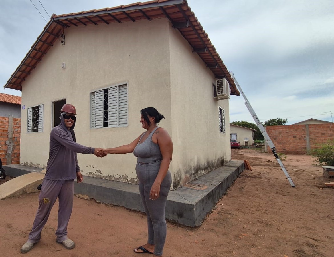 A dona de casa Isabel Borges Lima, que teve sua casa destelhada pelo vendaval, com o trabalhador Pablo Adriano