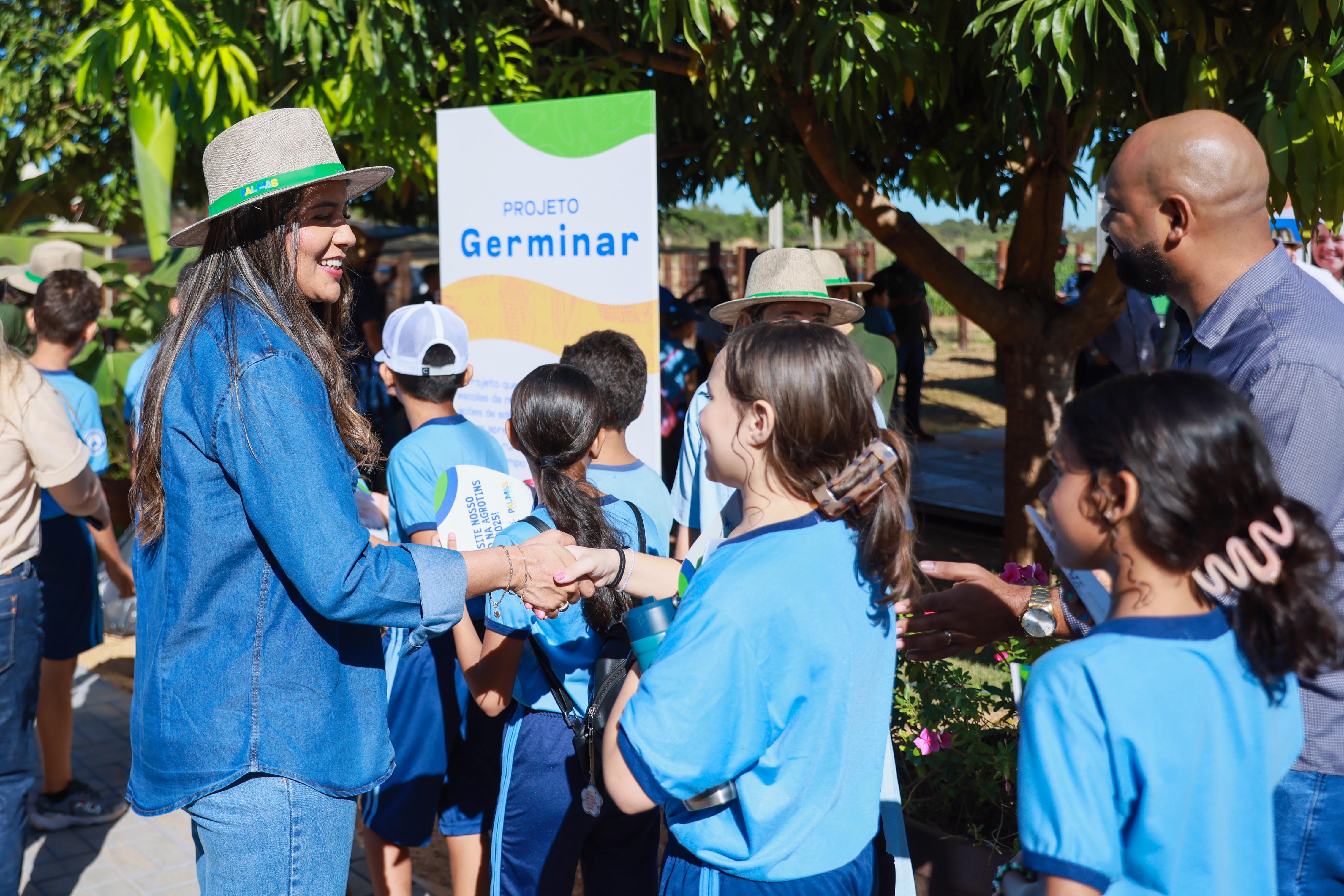 Secretária municipal da Educação Débora Guedes recepciona alunos na Fazendinha dentro do Projeto Germinar
