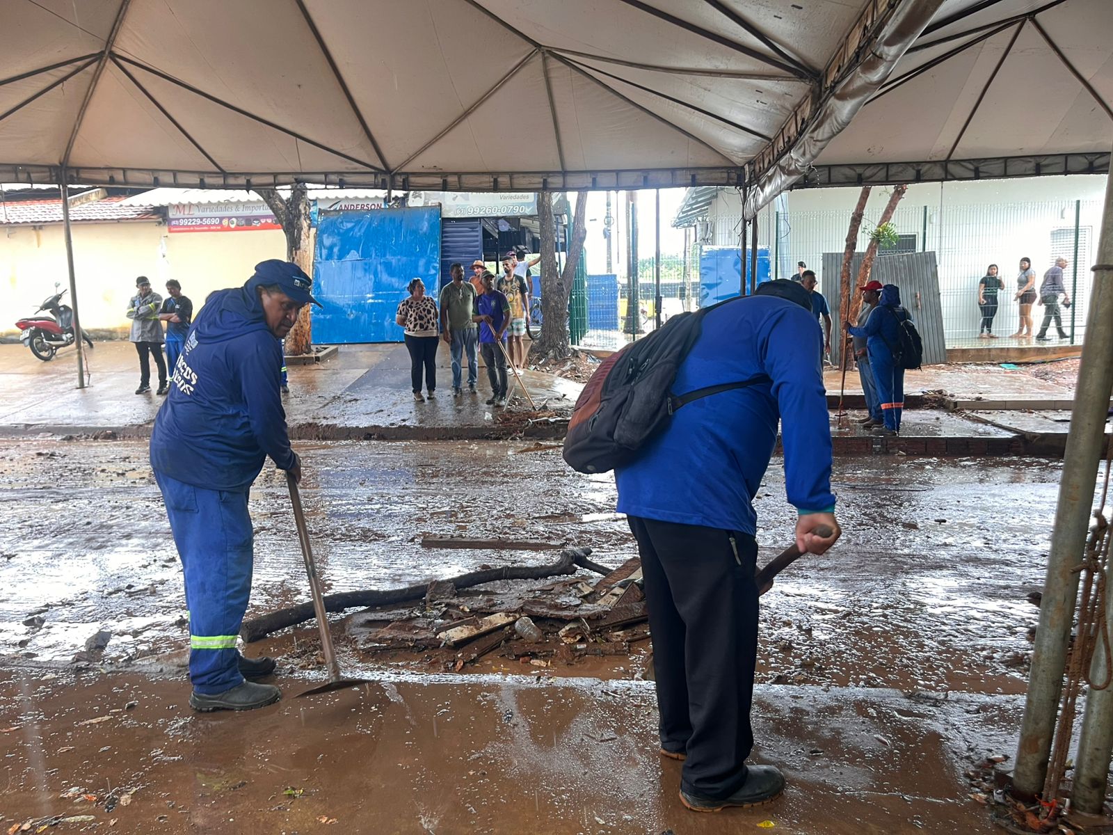 Equipes da Zeladoria Urbana e Infraestrutura e Habitação realizaram limpeza do local