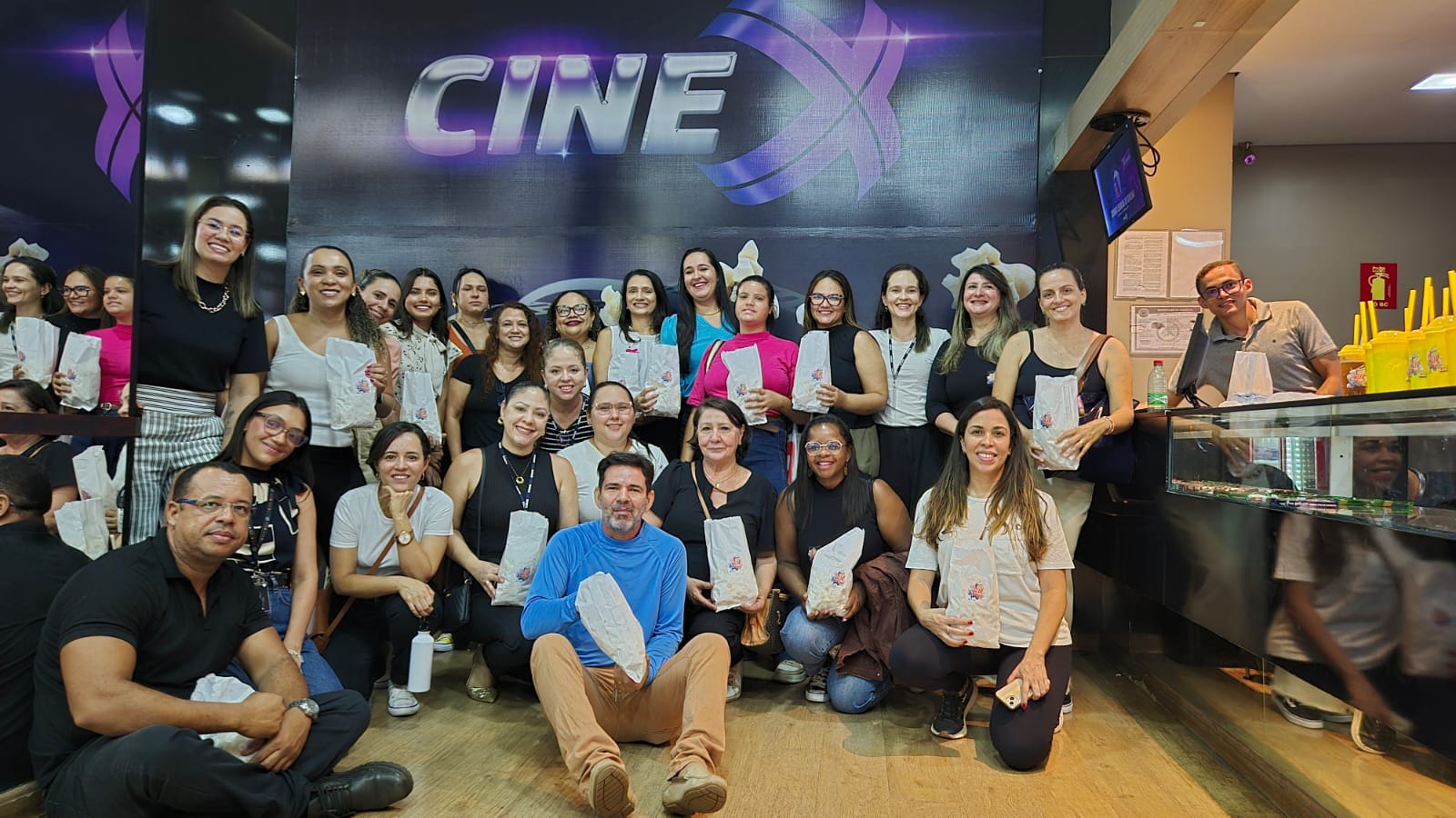 Secretária municipal de Ação Social, Polyanna Siqueira Campos, a superintendente de Proteção Especial, Marlucy Albuquerque, e equipe do Creas celebraram o Dia das Crianças antecipadamente nesta sexta-feira, 10