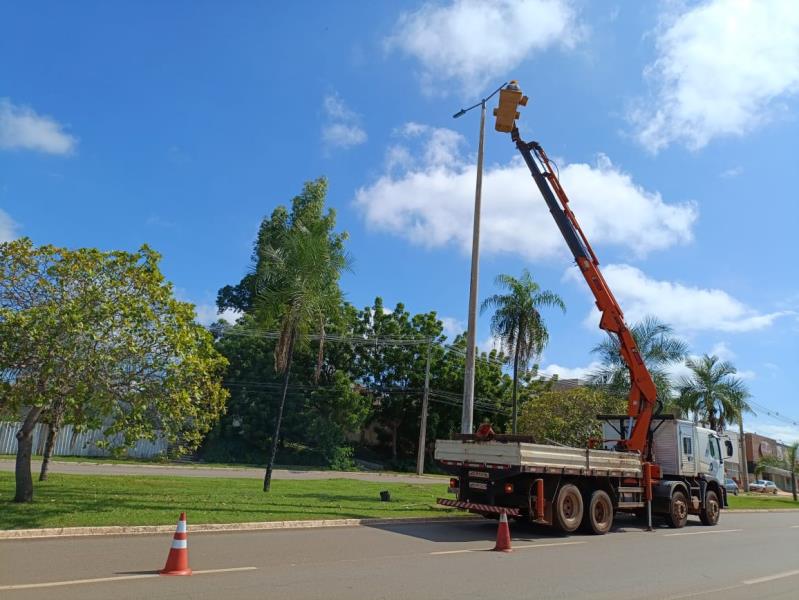 Prefeitura intensifica serviços de troca de luminárias por modelos mais eficientes e econômicos