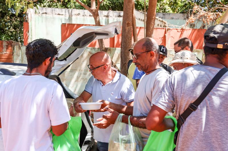 Ação social em Palmas leva atendimento de saúde e serviços a moradores em situação de rua