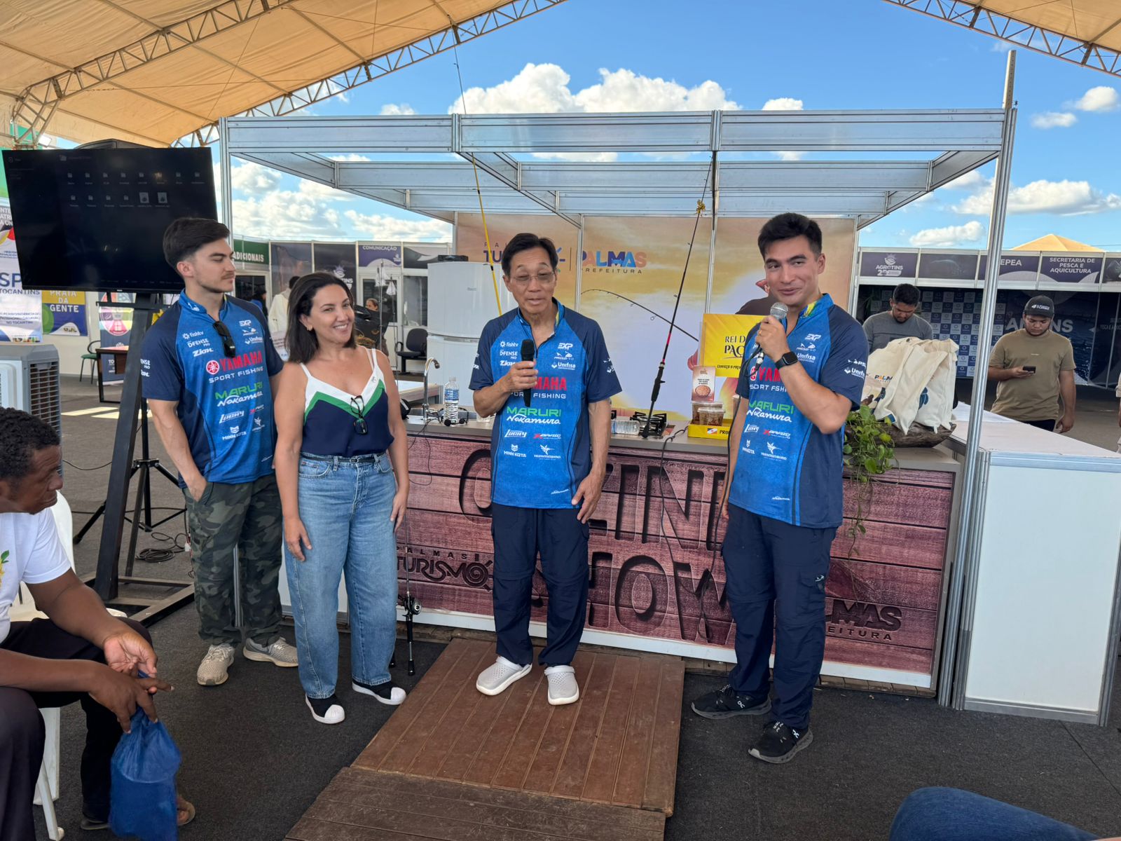 Família Nakamura e Ana Paula Setti Nogueira durante encerramento de workshop de pesca
