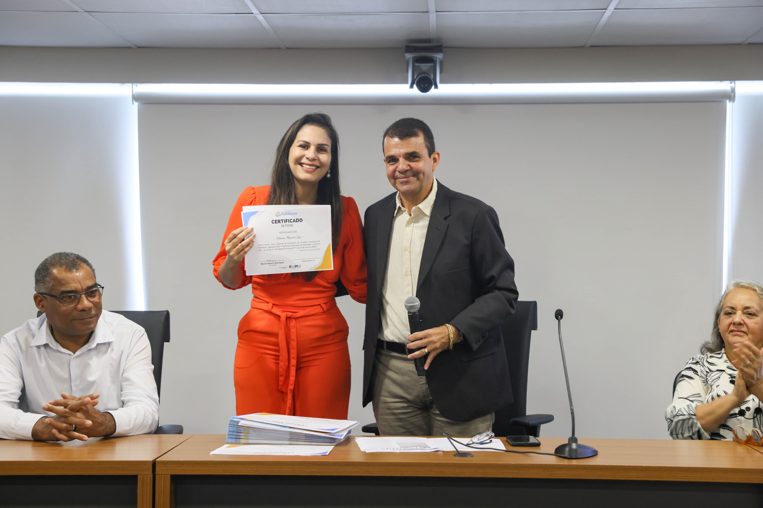 Secretária-executiva de Habitação Patrícia Macena suplente da presidência e o presidente, secretário de Habitação, Marlem Ribeiro