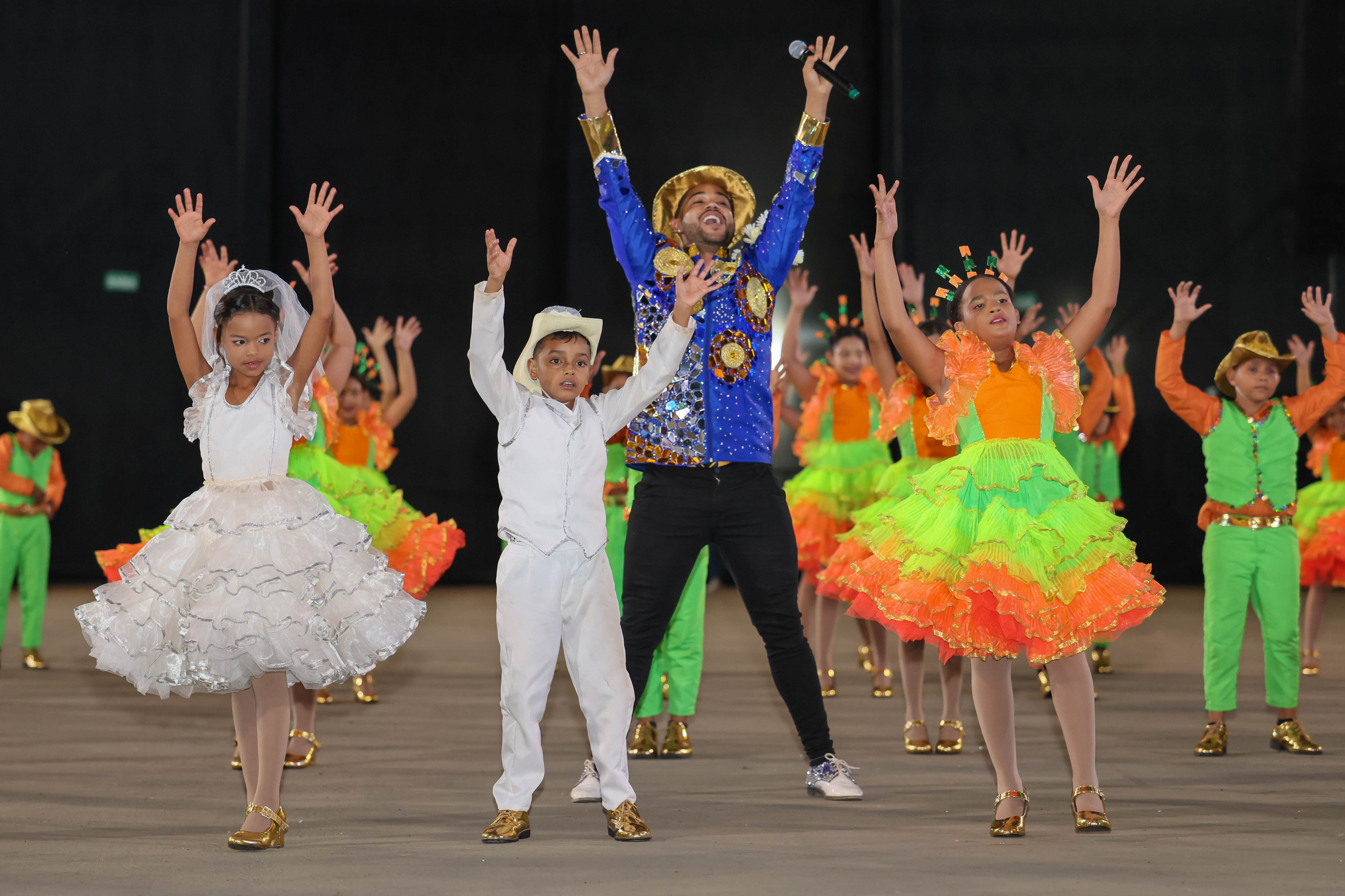 Junina da Escola Lúcia Sales foi conduzida com muita graça e carisma pelo casal de noivinhos Kethenlly Santos e Heitor Soares - Foto: Junior Suzuki