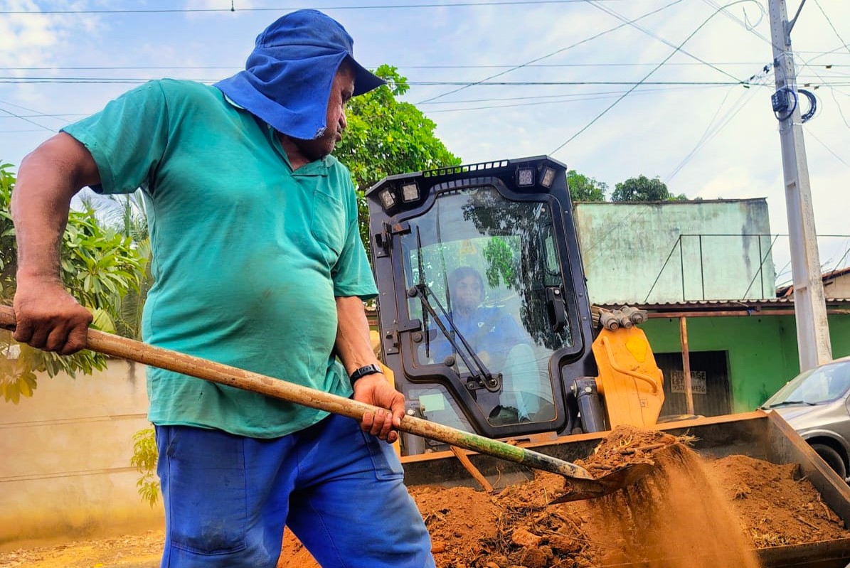 Na Avenida Goiás, Jardim Aureny II, trabalhadores fizeram a varrição e remoção de terra
