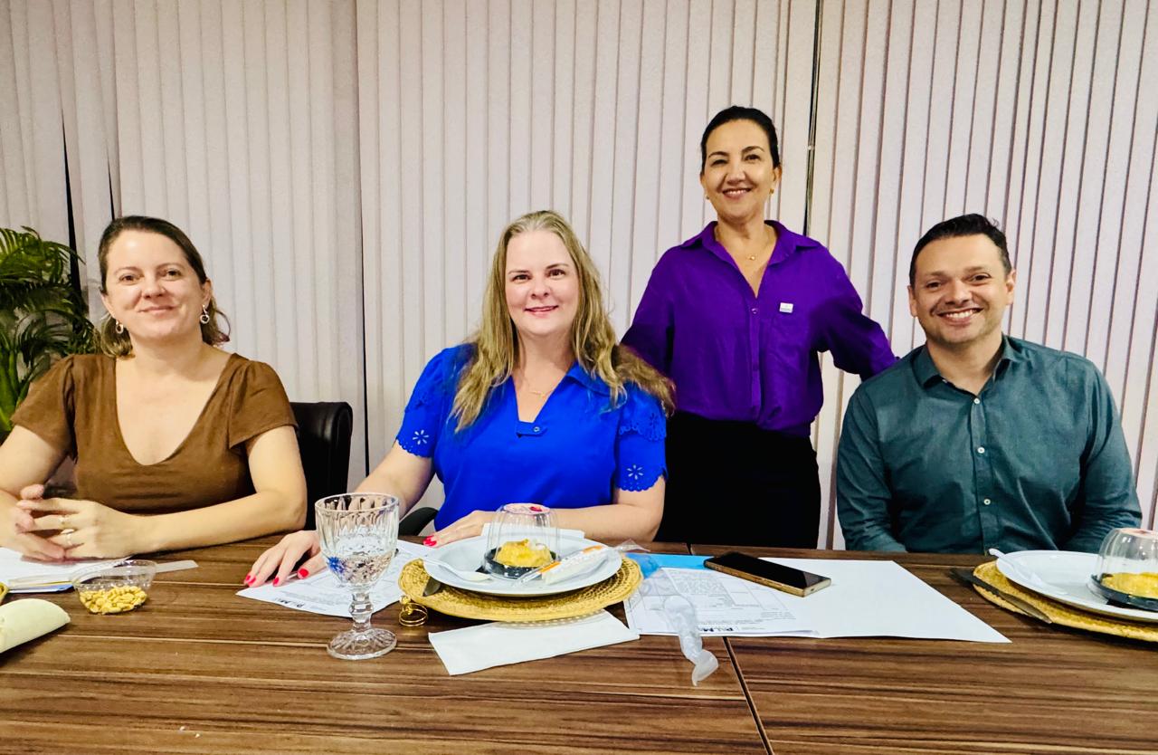 Presidente da Agtur, Ana Paula Setti Nogueira com jurados dos pratos doces da tarde de terça-feira, 5