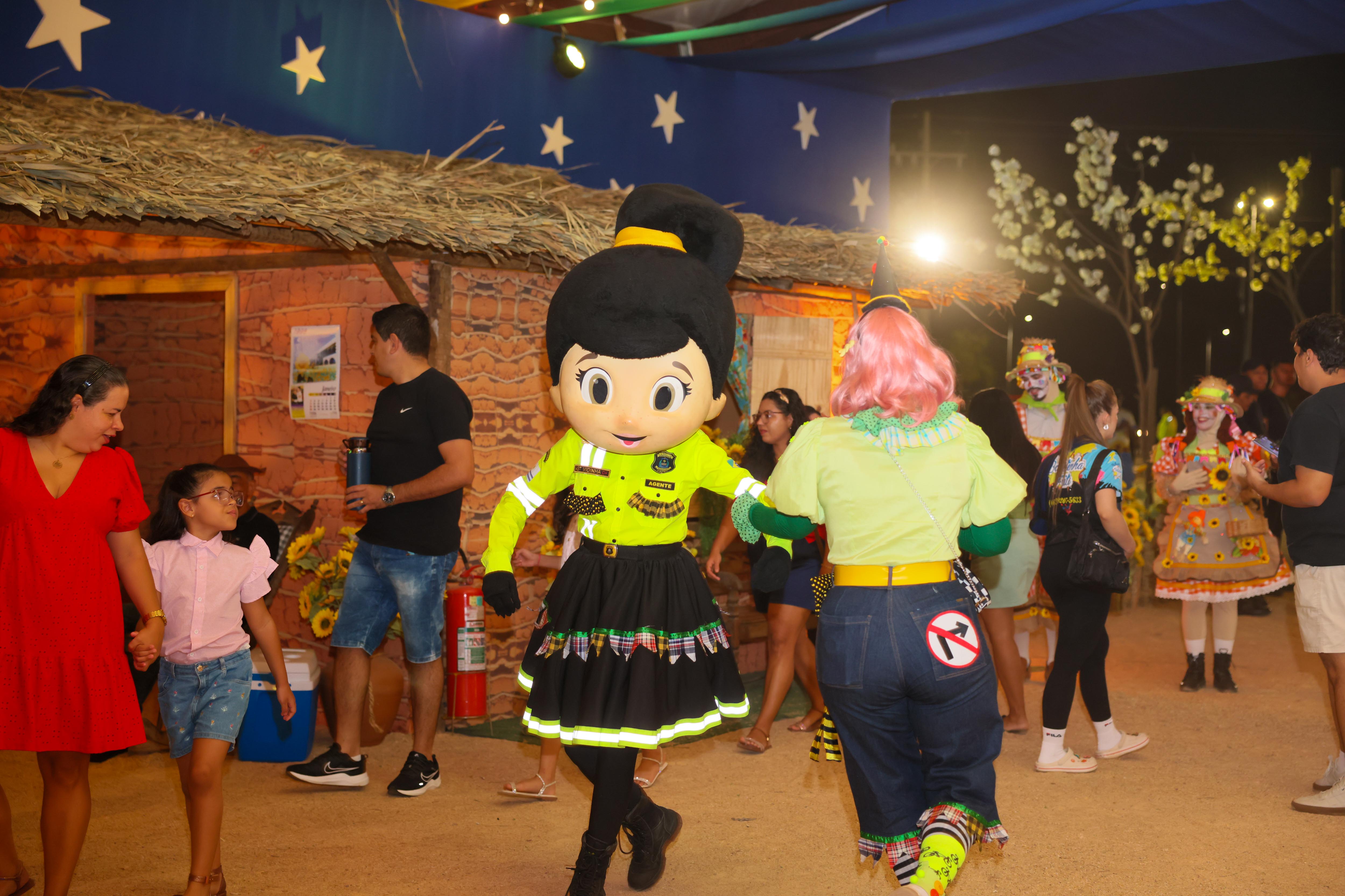 A personagem Mobi Lete e bonecos animaram o público na entrada com muita simpatia e conscientização de trânsito