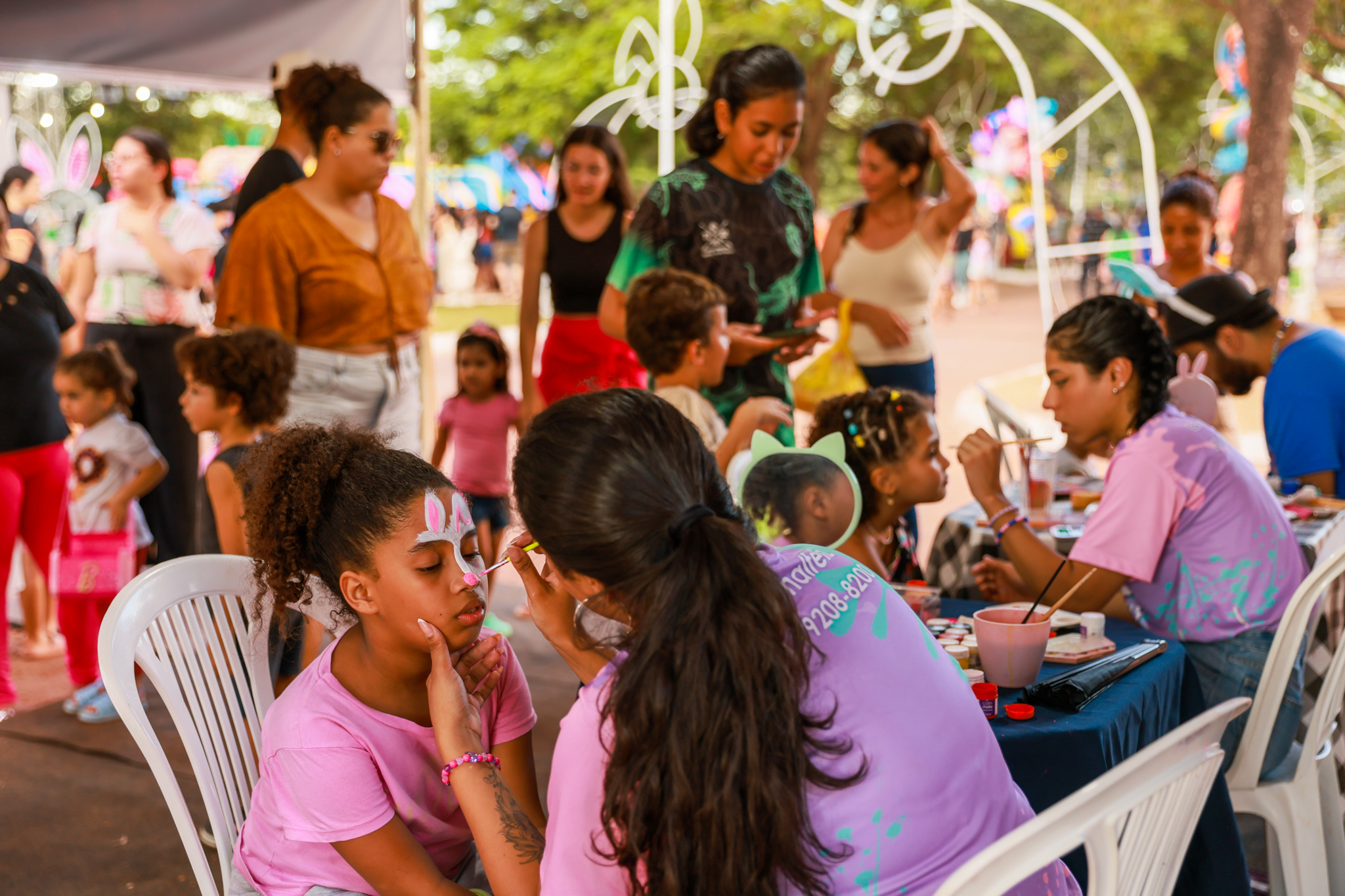 Pintura facial reforça encantamento do evento. Foto: Lia Mara