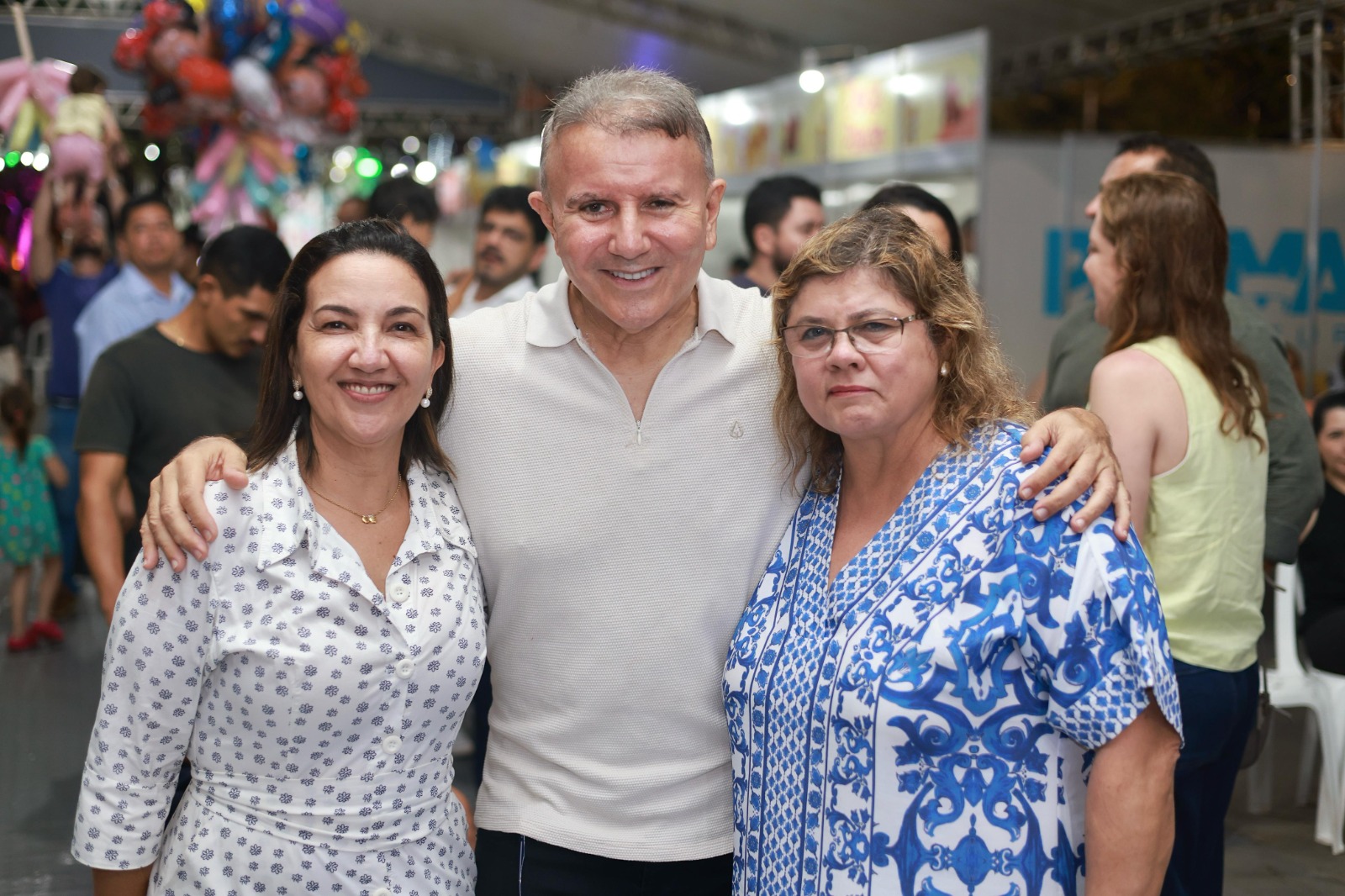 Prefeito Eduardo Siqueira Campos acompanhado das presidentes Luara Aquino e Ana Paula Setti Nogueira